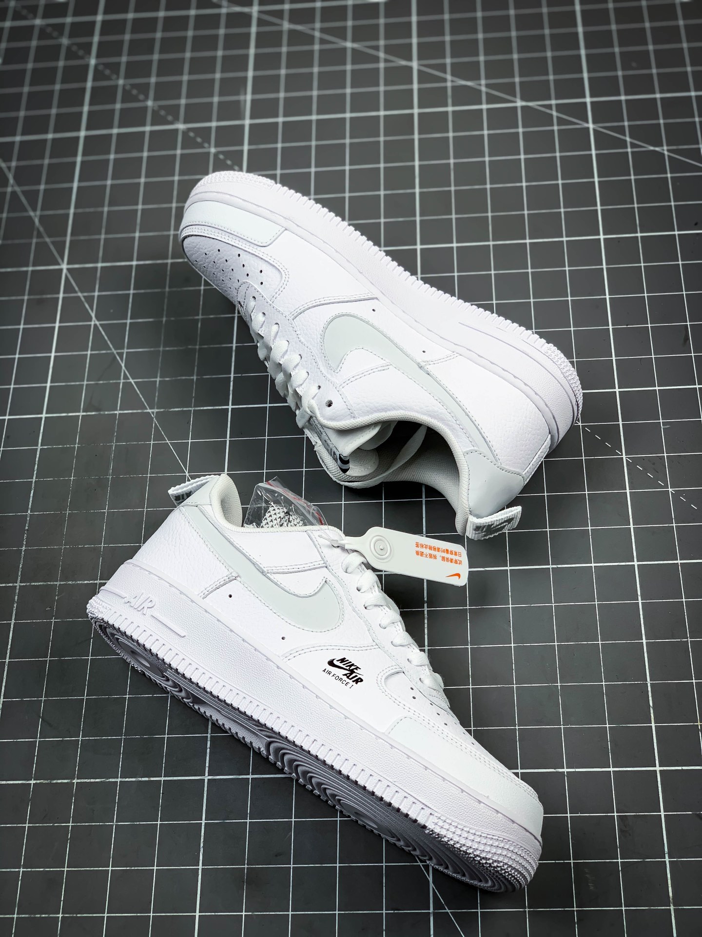 p220 正确版本  AIR FORCE 1  IN-CUT REFLECTIVE SWOOSHES ON THE 3M 空军一号 透析白 CV3039-100