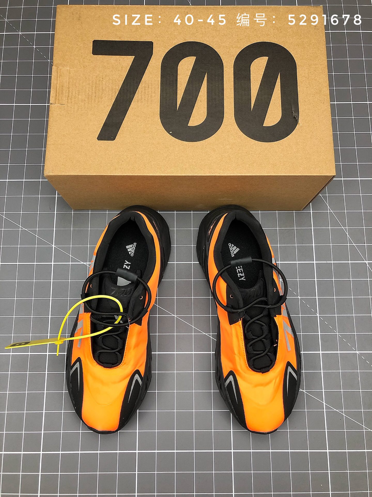 155 阿迪达斯Adidas Yeezy 700 MNVN 侃爷上脚同款 炫目夜光效果 缓震Boost爆米花机能跑鞋