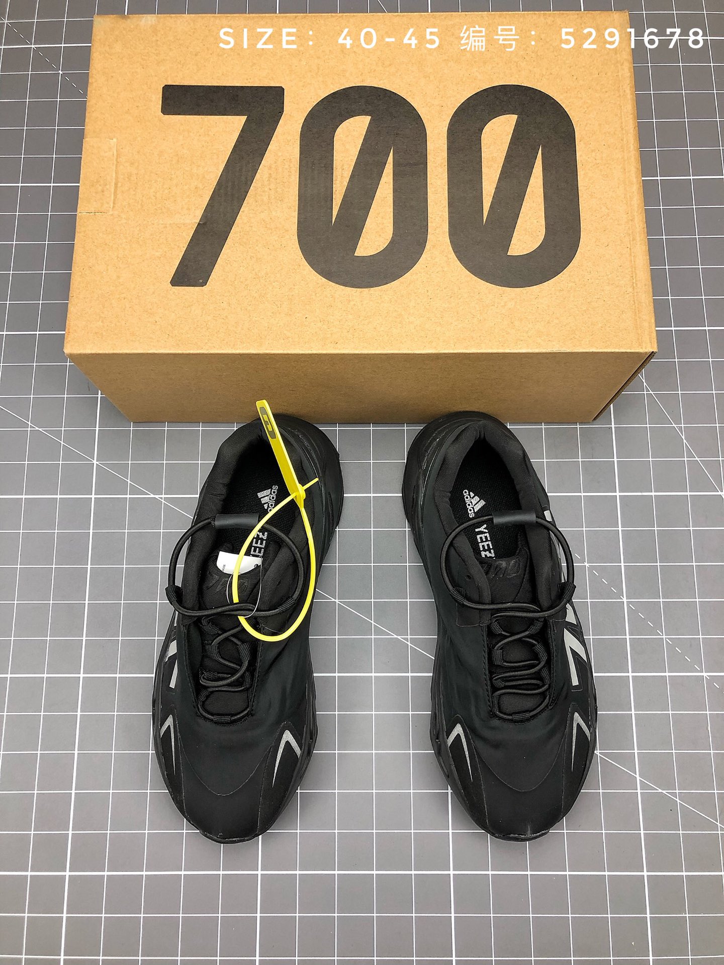 155  阿迪达斯Adidas Yeezy 700 MNVN 侃爷上脚同款 炫目夜光效果 缓震Boost爆米花机能跑鞋