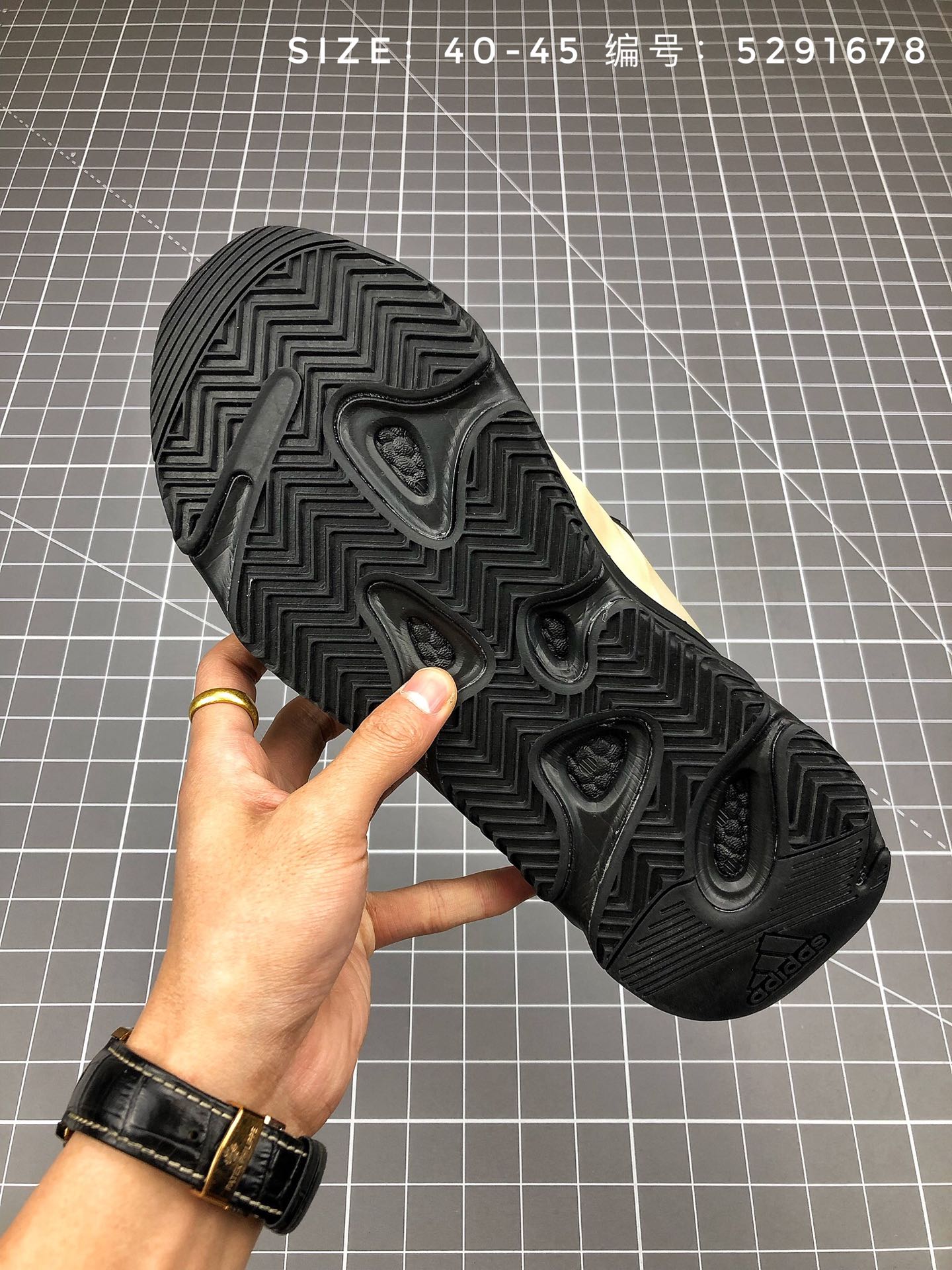 155  阿迪达斯Adidas Yeezy 700 MNVN 侃爷上脚同款 炫目夜光效果 缓震Boost爆米花机能跑鞋