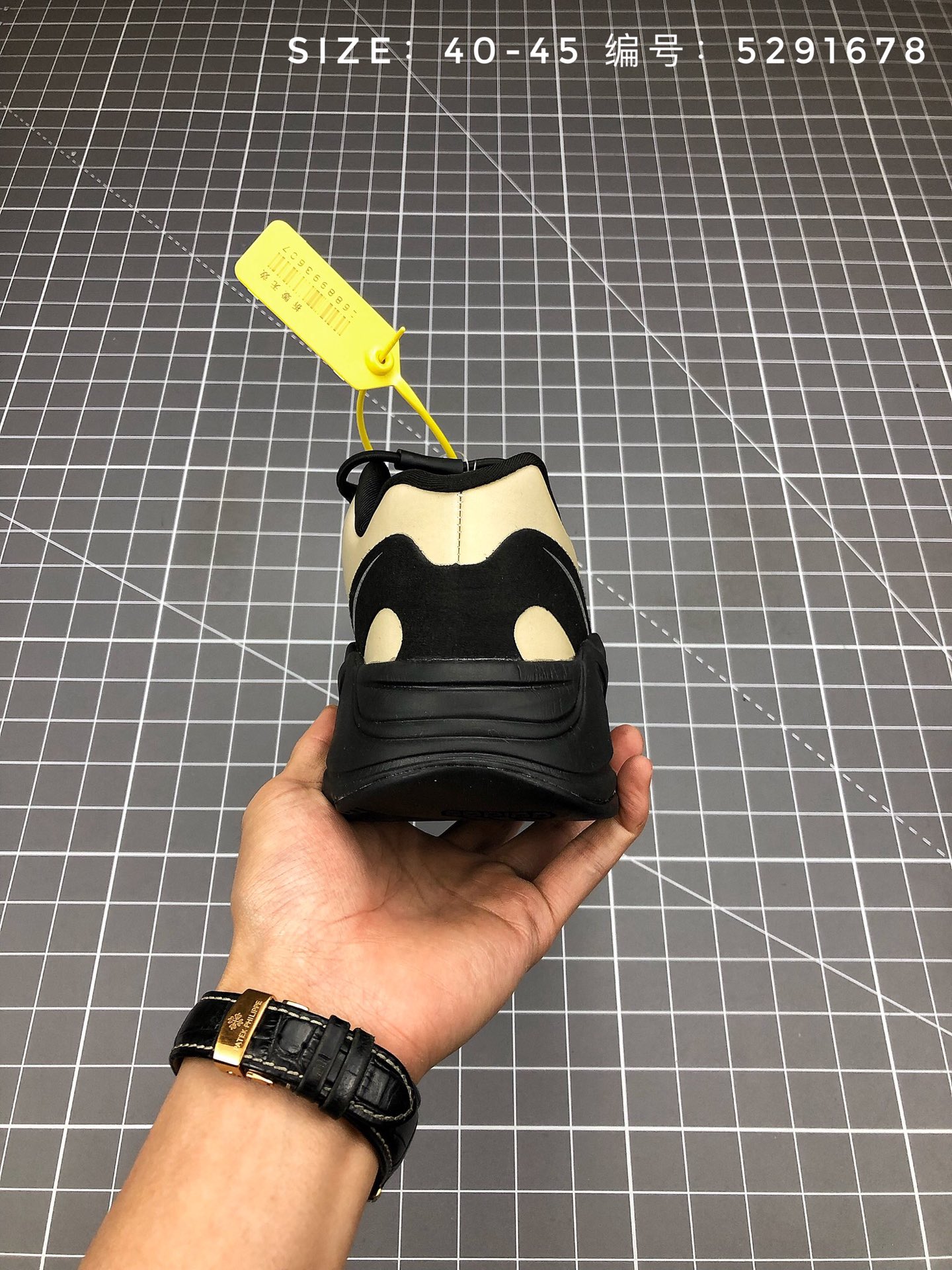 155  阿迪达斯Adidas Yeezy 700 MNVN 侃爷上脚同款 炫目夜光效果 缓震Boost爆米花机能跑鞋