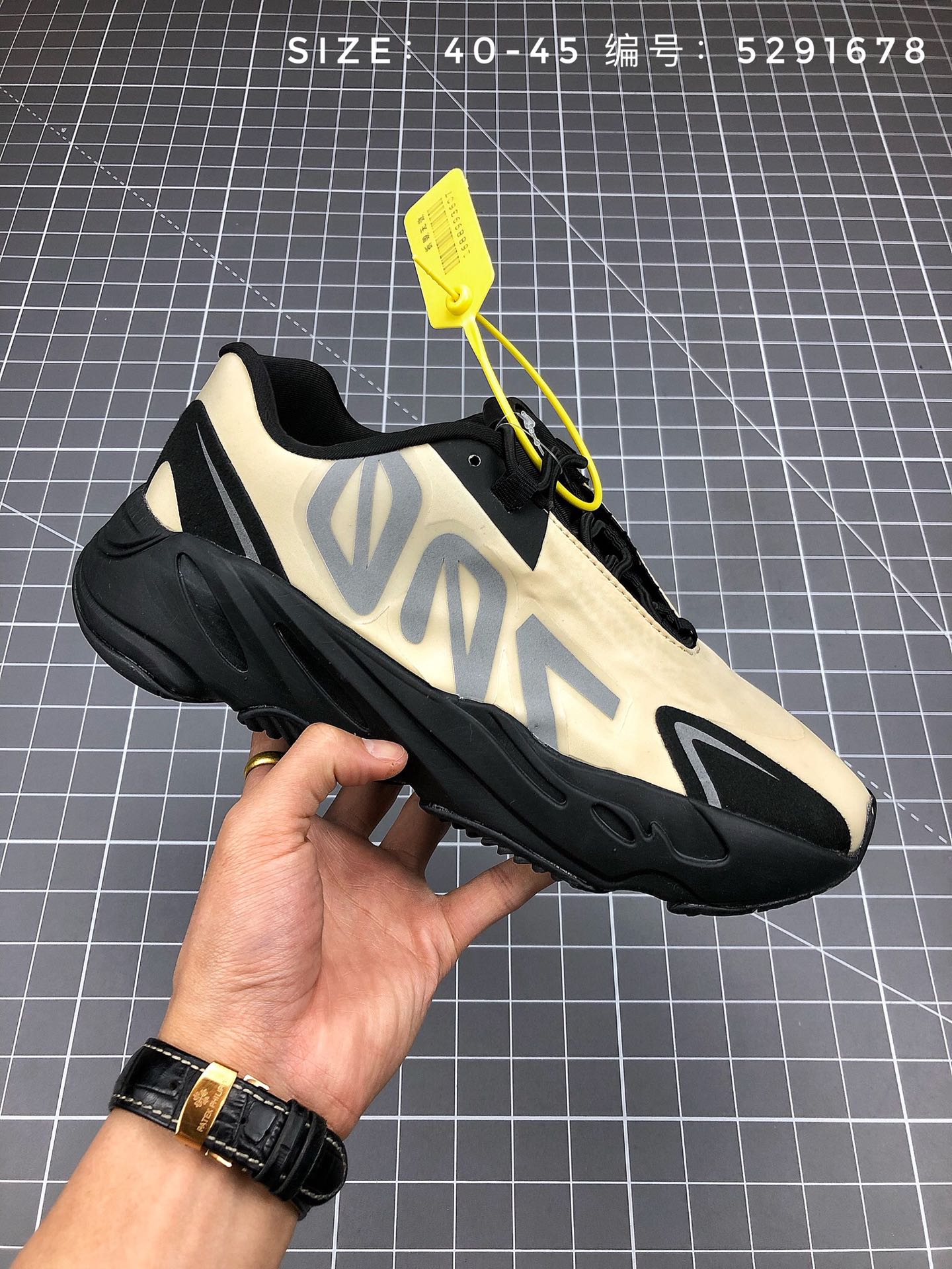 155  阿迪达斯Adidas Yeezy 700 MNVN 侃爷上脚同款 炫目夜光效果 缓震Boost爆米花机能跑鞋
