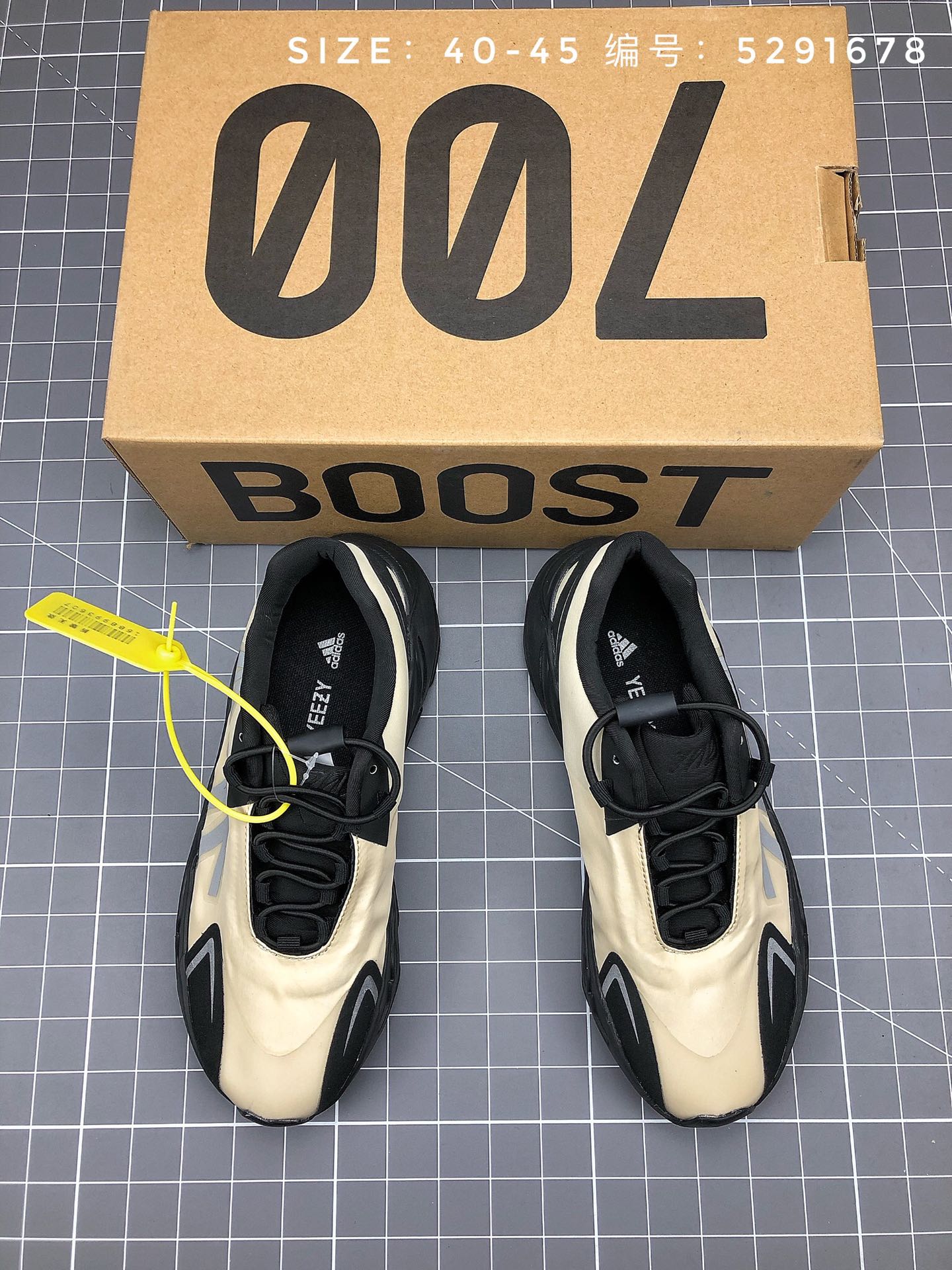 155  阿迪达斯Adidas Yeezy 700 MNVN 侃爷上脚同款 炫目夜光效果 缓震Boost爆米花机能跑鞋