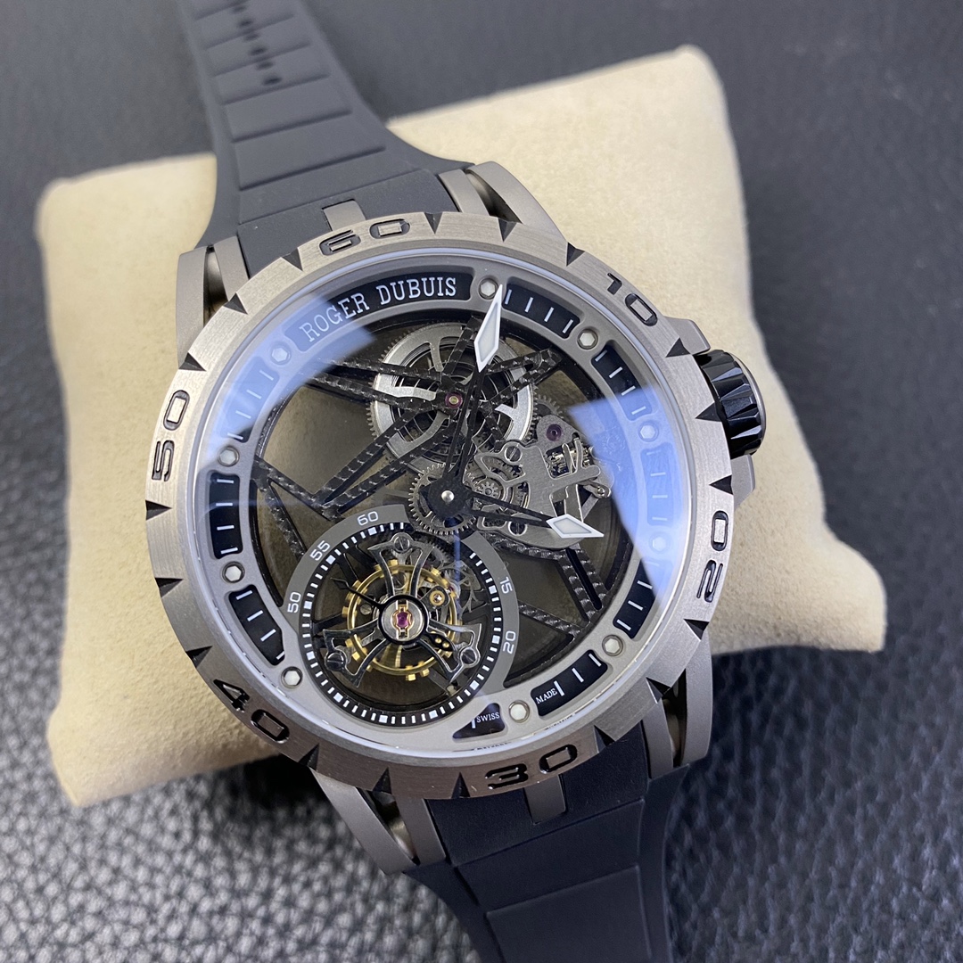 [Roger Dubuis Watches]The main cleat and wheel clearance of the movement are c