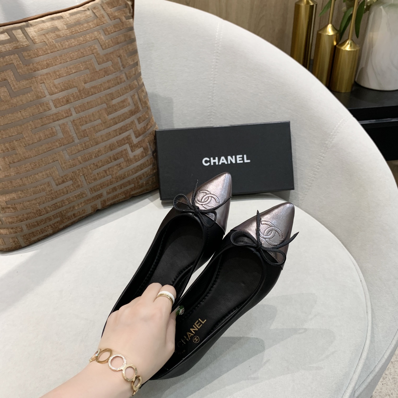 🆕⬆️出厂价💰135   小香全皮升级版💃 时尚舒卷鞋 ---chanel 同款蝴蝶系带限量版---完美再现香式经典款 独家上新以其永恒经典的象征 😍  专柜同步，面料柔软绵羊皮 ，上脚不是一般的舒适[愉快]造型精致😝 可以折起来的时尚跳舞鞋，你值得拥有！配个绑袋方便携带！💃 🈶 车🚗 女👩 必备 [礼物]黑 粉 杏色三个颜色 [微笑]35-40     （41码订做  不退换）