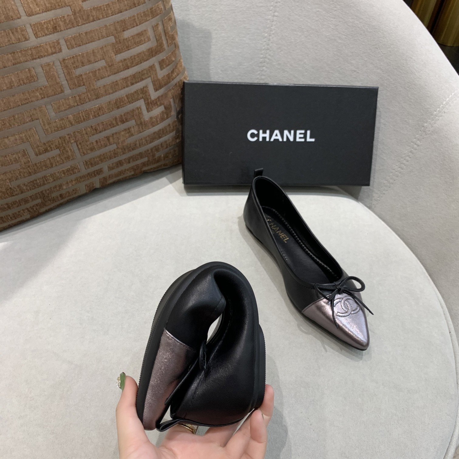 🆕⬆️出厂价💰135   小香全皮升级版💃 时尚舒卷鞋 ---chanel 同款蝴蝶系带限量版---完美再现香式经典款 独家上新以其永恒经典的象征 😍  专柜同步，面料柔软绵羊皮 ，上脚不是一般的舒适[愉快]造型精致😝 可以折起来的时尚跳舞鞋，你值得拥有！配个绑袋方便携带！💃 🈶 车🚗 女👩 必备 [礼物]黑 粉 杏色三个颜色 [微笑]35-40     （41码订做  不退换）