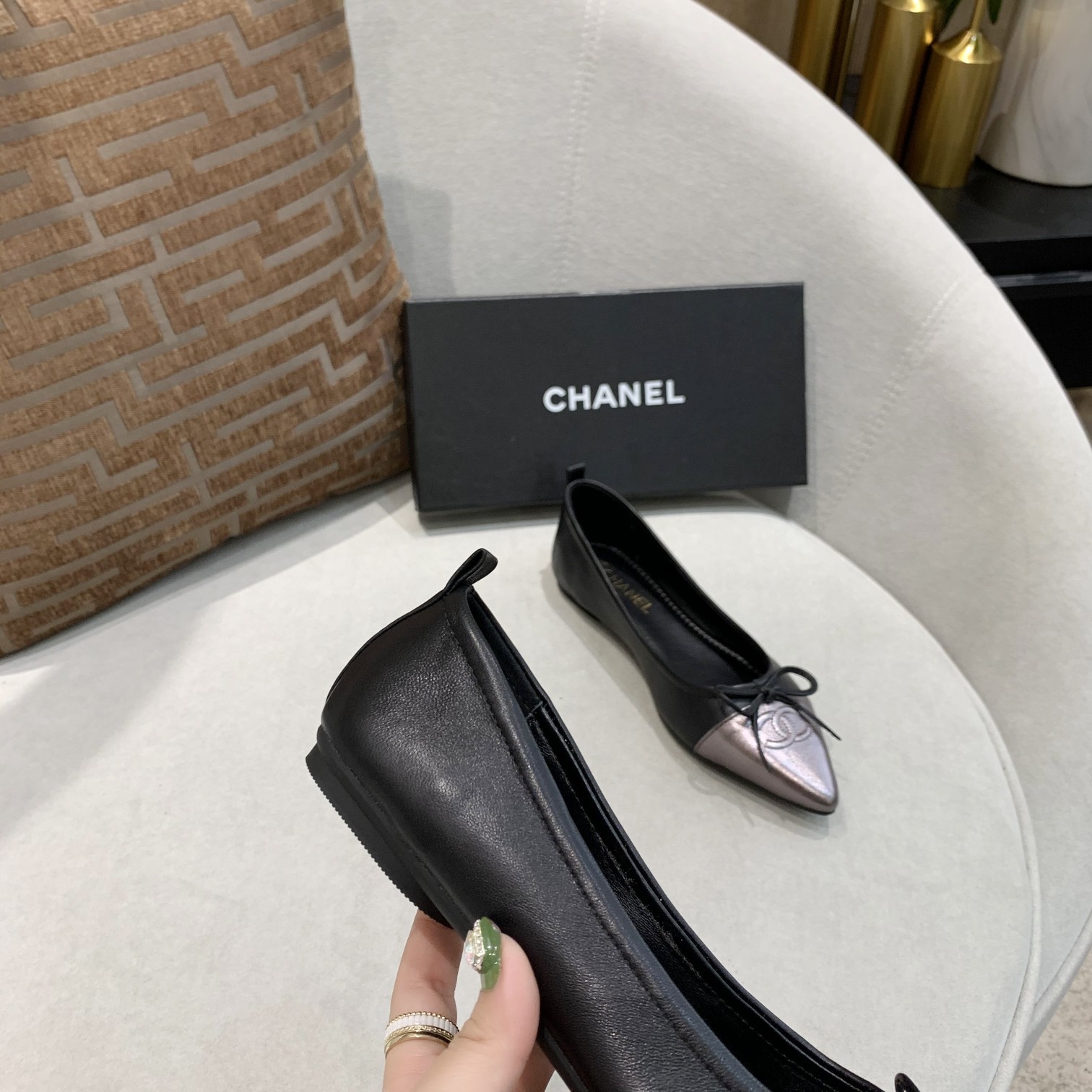 🆕⬆️出厂价💰135   小香全皮升级版💃 时尚舒卷鞋 ---chanel 同款蝴蝶系带限量版---完美再现香式经典款 独家上新以其永恒经典的象征 😍  专柜同步，面料柔软绵羊皮 ，上脚不是一般的舒适[愉快]造型精致😝 可以折起来的时尚跳舞鞋，你值得拥有！配个绑袋方便携带！💃 🈶 车🚗 女👩 必备 [礼物]黑 粉 杏色三个颜色 [微笑]35-40     （41码订做  不退换）