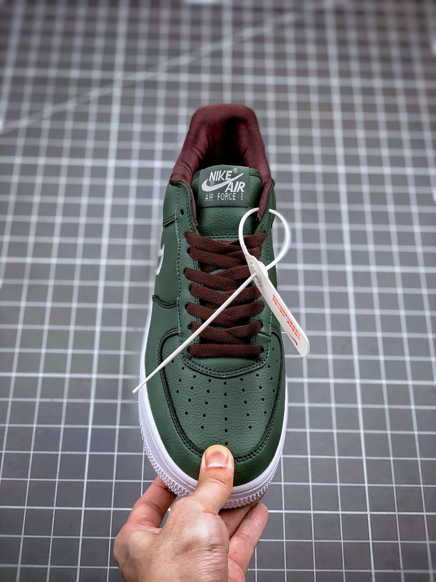 240 Air Force 1 “Hong Kong” 香港空军一号低帮 再现了独特的刺绣勾勒 Swoosh 的呈现方式 845053-300
