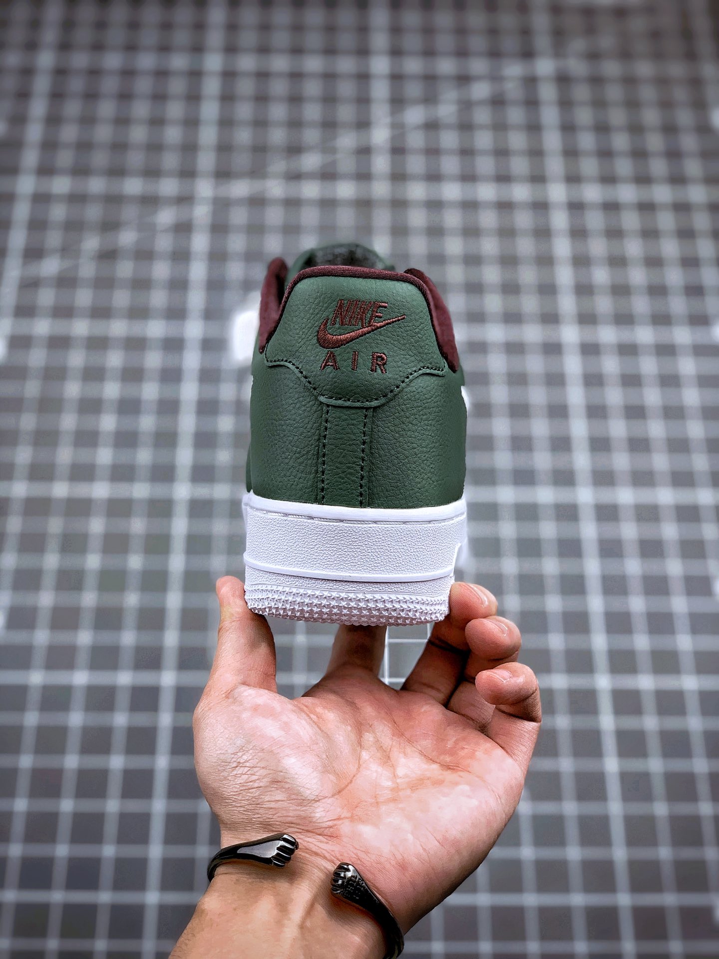 240 Air Force 1 “Hong Kong” 香港空军一号低帮 再现了独特的刺绣勾勒 Swoosh 的呈现方式 845053-300