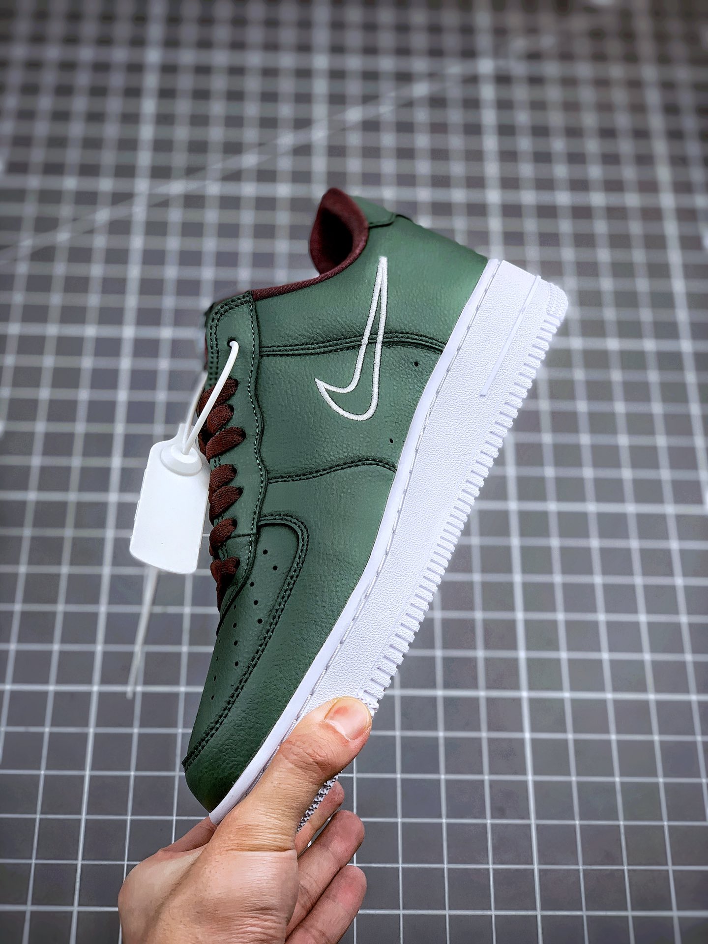240 Air Force 1 “Hong Kong” 香港空军一号低帮 再现了独特的刺绣勾勒 Swoosh 的呈现方式 845053-300