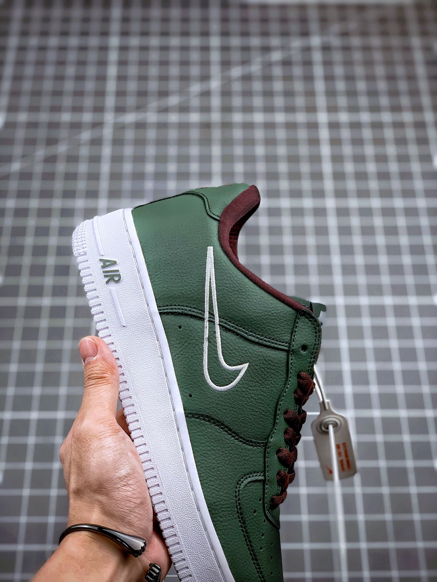 240 Air Force 1 “Hong Kong” 香港空军一号低帮 再现了独特的刺绣勾勒 Swoosh 的呈现方式 845053-300