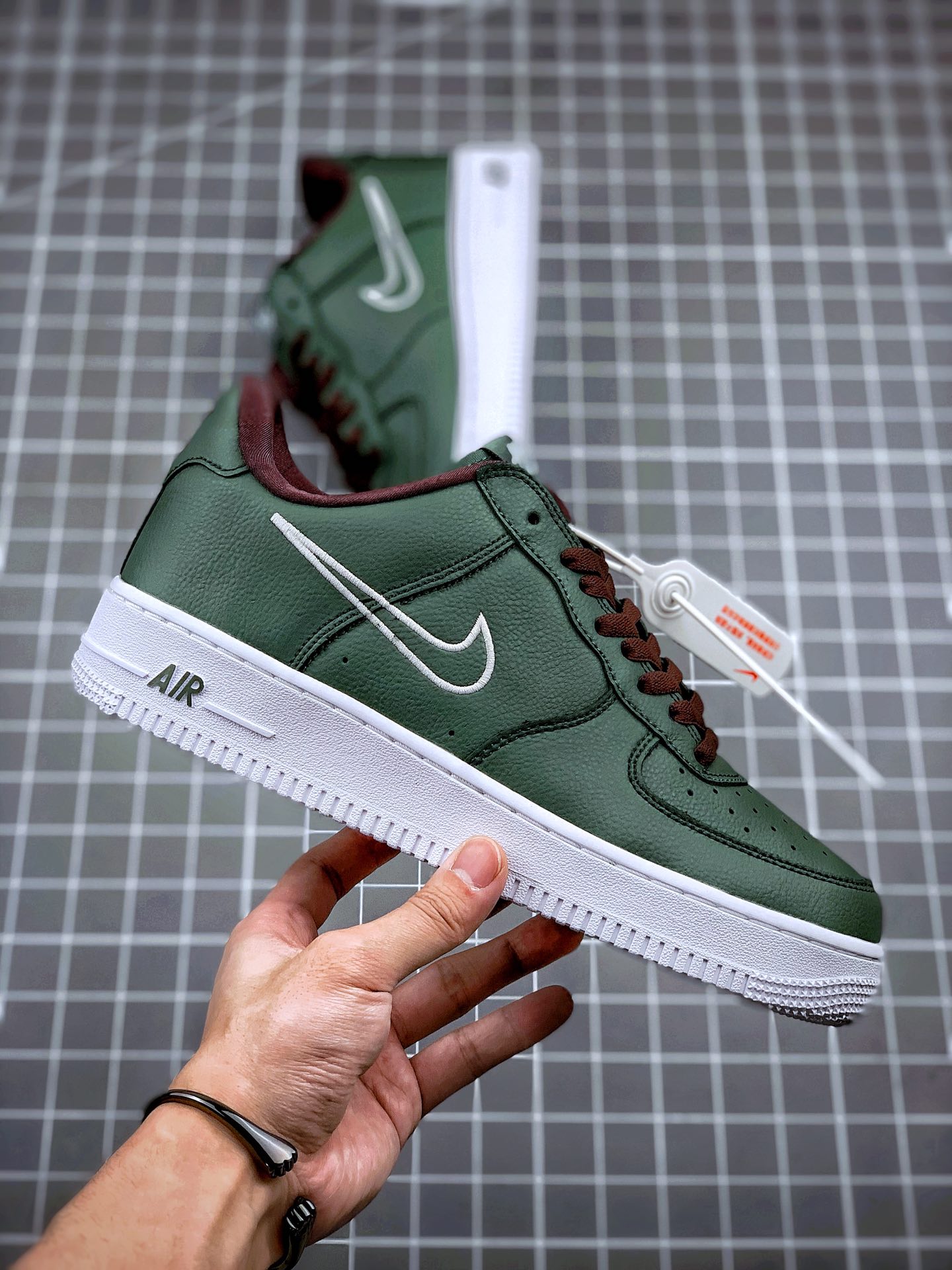 240 Air Force 1 “Hong Kong” 香港空军一号低帮 再现了独特的刺绣勾勒 Swoosh 的呈现方式 845053-300