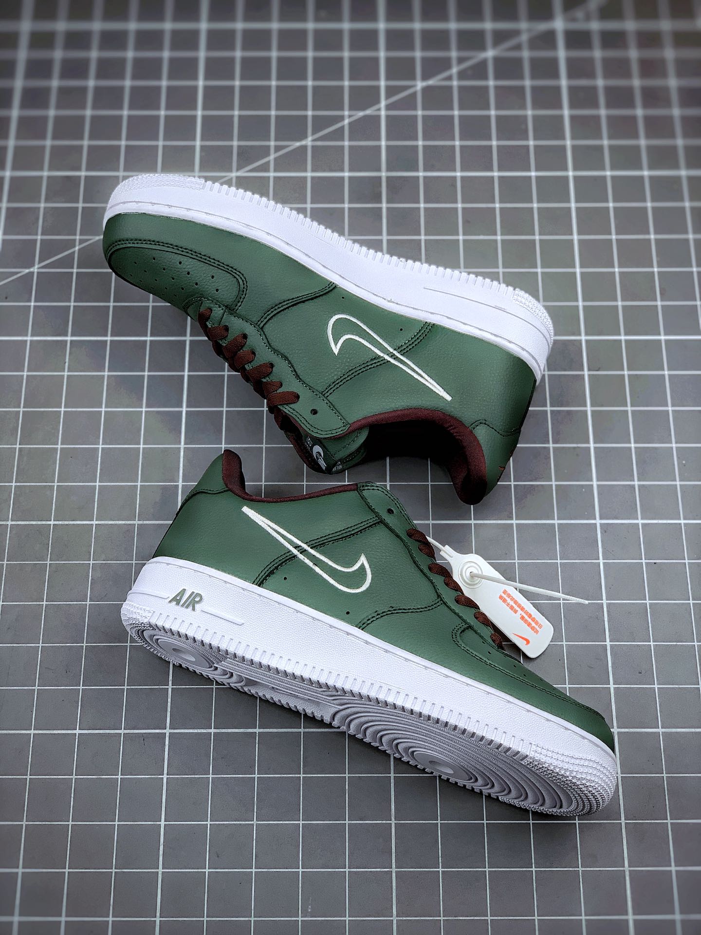 240 Air Force 1 “Hong Kong” 香港空军一号低帮 再现了独特的刺绣勾勒 Swoosh 的呈现方式 845053-300