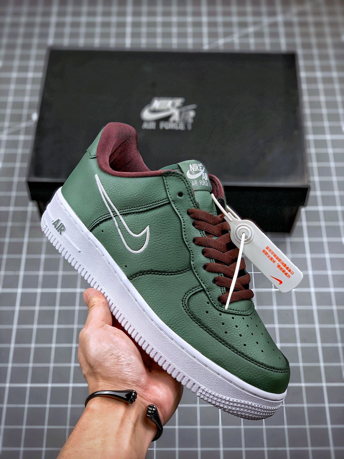 240 Air Force 1 “Hong Kong” 香港空军一号低帮 再现了独特的刺绣勾勒 Swoosh 的呈现方式 845053-300