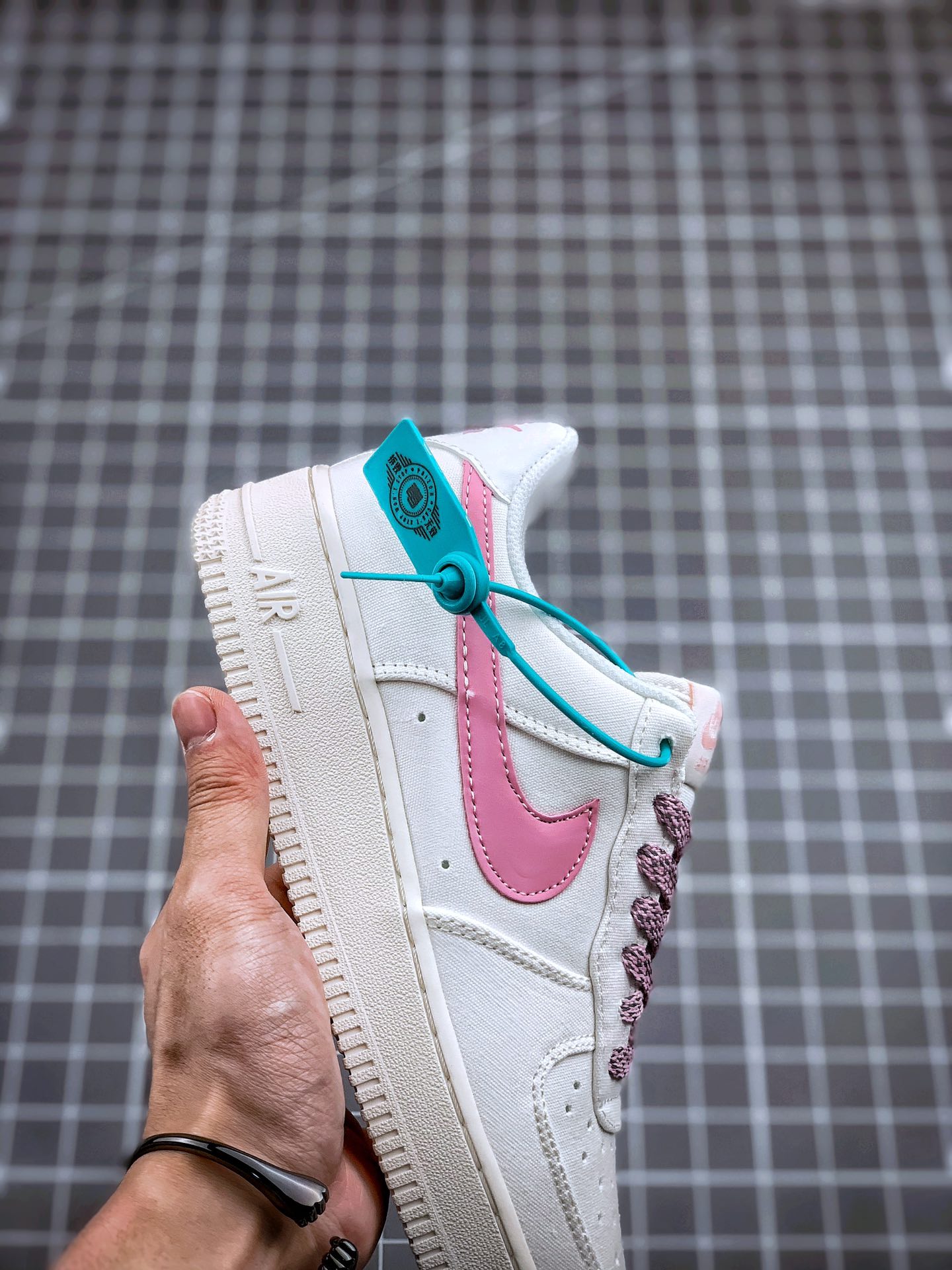 200 海外专柜上线 国内无缘 Air Force 1 '07 反光布粉满天星 315122-105