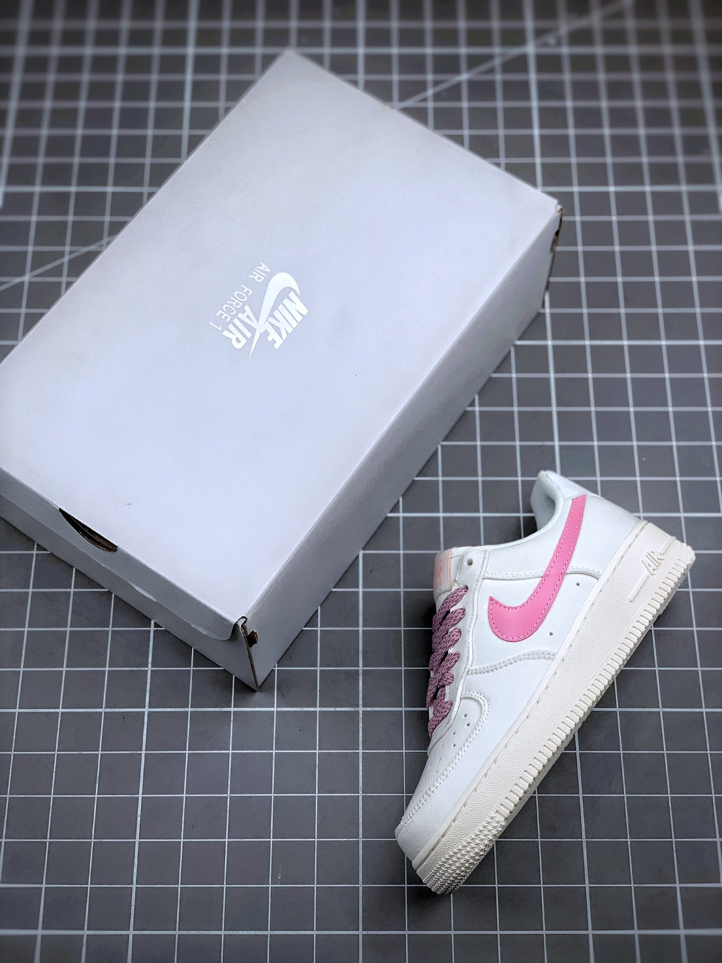 200 海外专柜上线 国内无缘 Air Force 1 '07 反光布粉满天星 315122-105