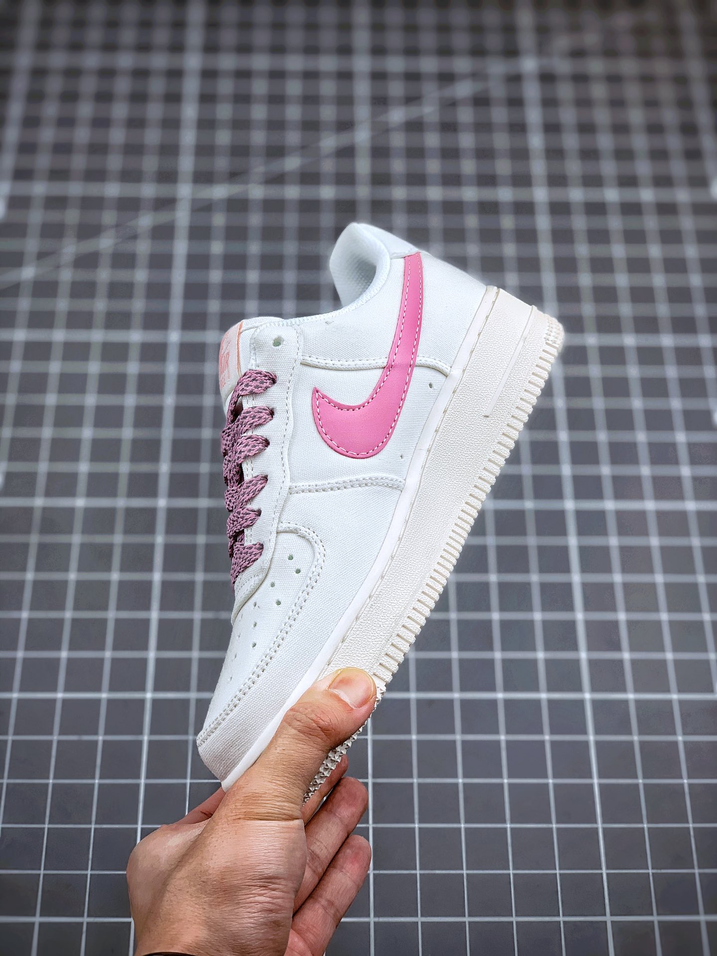 200 海外专柜上线 国内无缘 Air Force 1 '07 反光布粉满天星 315122-105