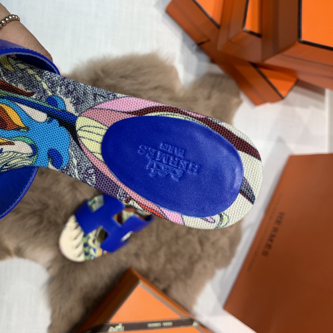 💰290 平底高跟都有☑ H拖2021新色来啦💕
全新改版（Hermès） 包装升级 版型做工材料升级
Hermes®🔴市场最高版本纯手工鞋✨✨          
顶级产品爱马仕拖鞋🐎          
——————————
2021早春新款原版购入， 师傅级纯手工打造 ！❥高端定制，行业最高版本 ❥鞋面：头层牛皮+订制级澳洲羊皮垫脚+真皮大底（追求顶级行走舒适度）🚦注意包装➰顶级专属盒 全套配齐（手提袋 布袋/2 丝巾 卡片等...）
原版品质 size：35-40（34.41.42定做不退换）