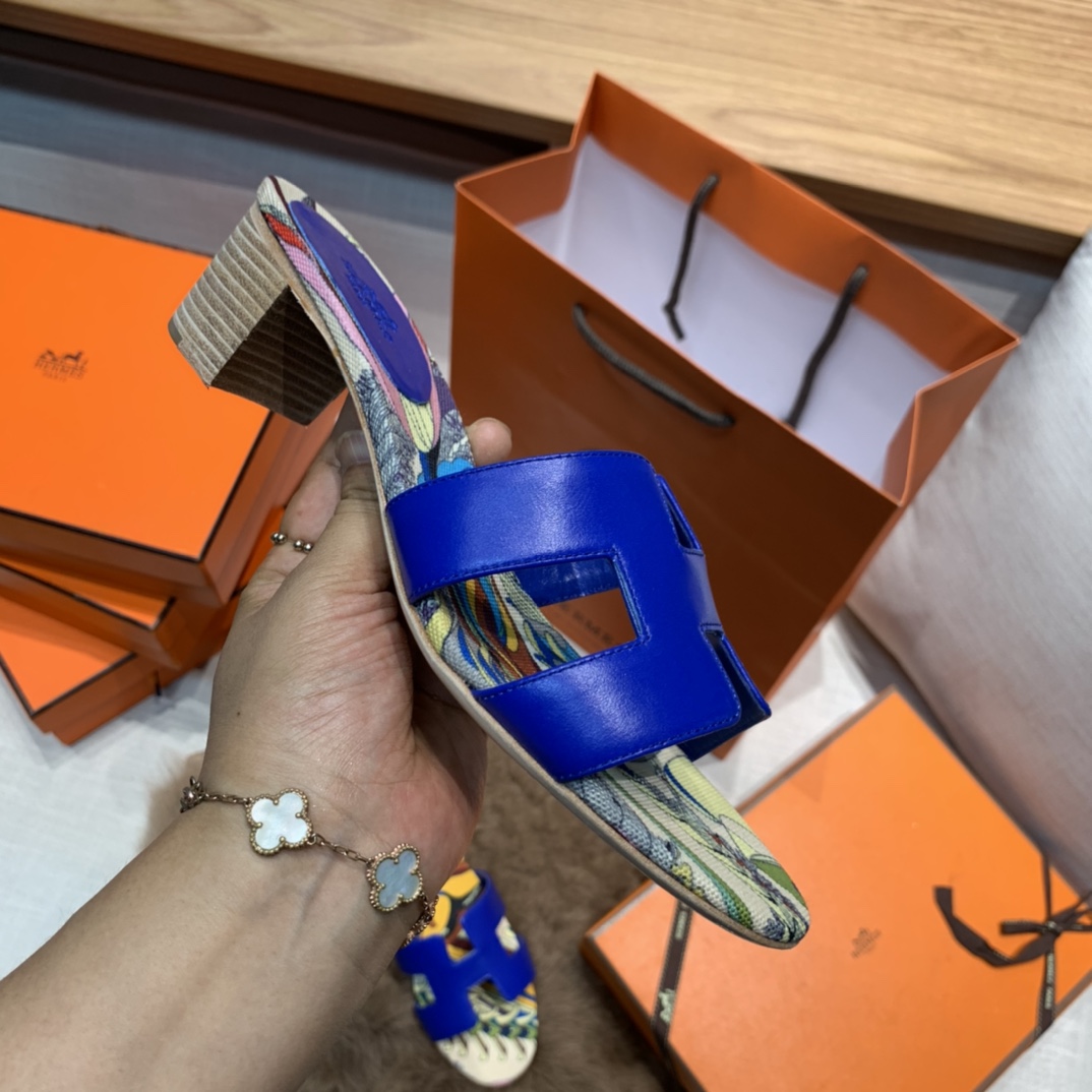 💰290 平底高跟都有☑ H拖2021新色来啦💕
全新改版（Hermès） 包装升级 版型做工材料升级
Hermes®🔴市场最高版本纯手工鞋✨✨          
顶级产品爱马仕拖鞋🐎          
——————————
2021早春新款原版购入， 师傅级纯手工打造 ！❥高端定制，行业最高版本 ❥鞋面：头层牛皮+订制级澳洲羊皮垫脚+真皮大底（追求顶级行走舒适度）🚦注意包装➰顶级专属盒 全套配齐（手提袋 布袋/2 丝巾 卡片等...）
原版品质 size：35-40（34.41.42定做不退换）