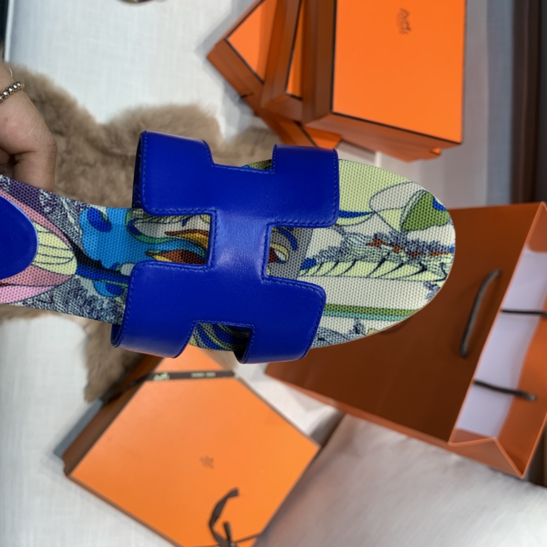 💰290 平底高跟都有☑ H拖2021新色来啦💕
全新改版（Hermès） 包装升级 版型做工材料升级
Hermes®🔴市场最高版本纯手工鞋✨✨          
顶级产品爱马仕拖鞋🐎          
——————————
2021早春新款原版购入， 师傅级纯手工打造 ！❥高端定制，行业最高版本 ❥鞋面：头层牛皮+订制级澳洲羊皮垫脚+真皮大底（追求顶级行走舒适度）🚦注意包装➰顶级专属盒 全套配齐（手提袋 布袋/2 丝巾 卡片等...）
原版品质 size：35-40（34.41.42定做不退换）