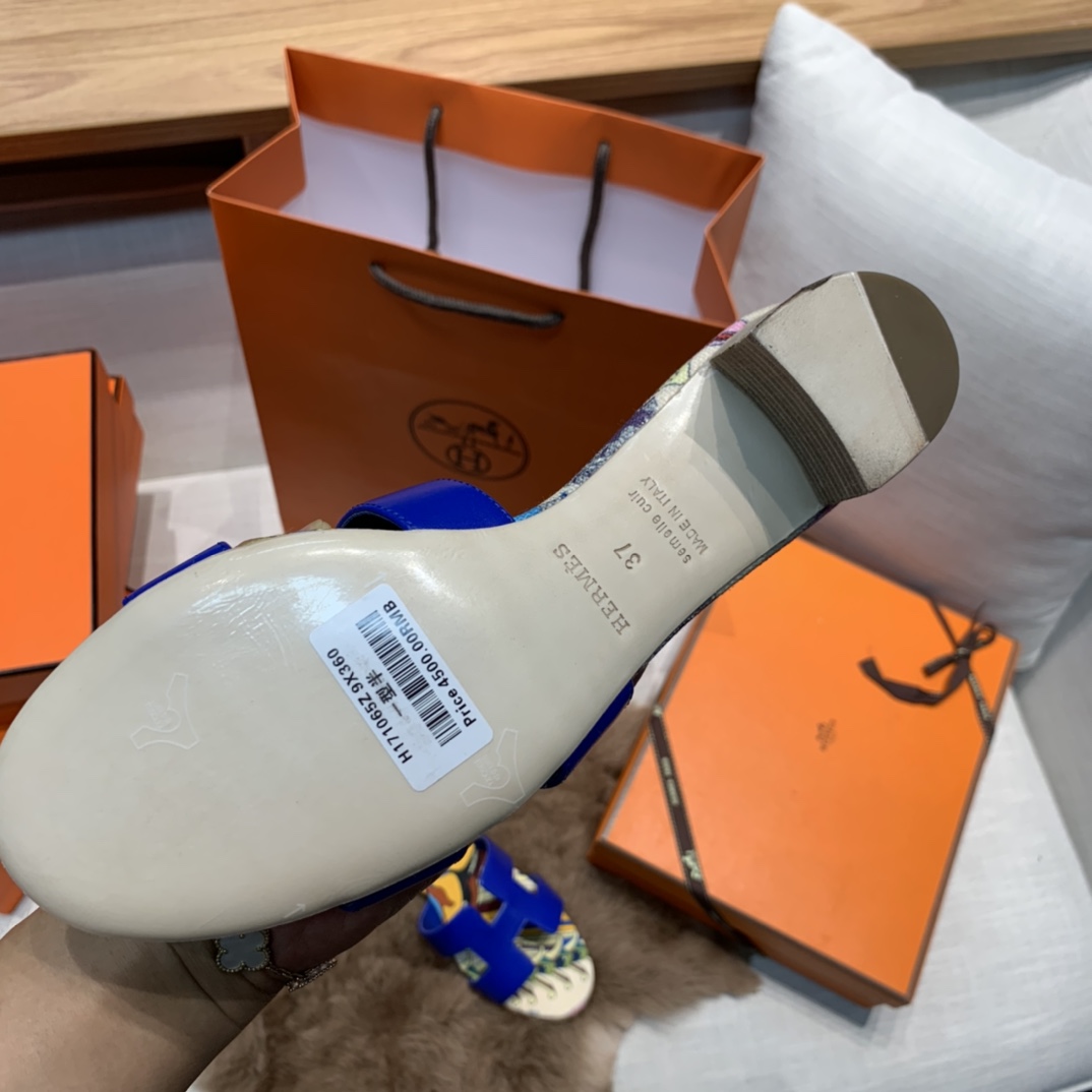 💰290 平底高跟都有☑ H拖2021新色来啦💕
全新改版（Hermès） 包装升级 版型做工材料升级
Hermes®🔴市场最高版本纯手工鞋✨✨          
顶级产品爱马仕拖鞋🐎          
——————————
2021早春新款原版购入， 师傅级纯手工打造 ！❥高端定制，行业最高版本 ❥鞋面：头层牛皮+订制级澳洲羊皮垫脚+真皮大底（追求顶级行走舒适度）🚦注意包装➰顶级专属盒 全套配齐（手提袋 布袋/2 丝巾 卡片等...）
原版品质 size：35-40（34.41.42定做不退换）