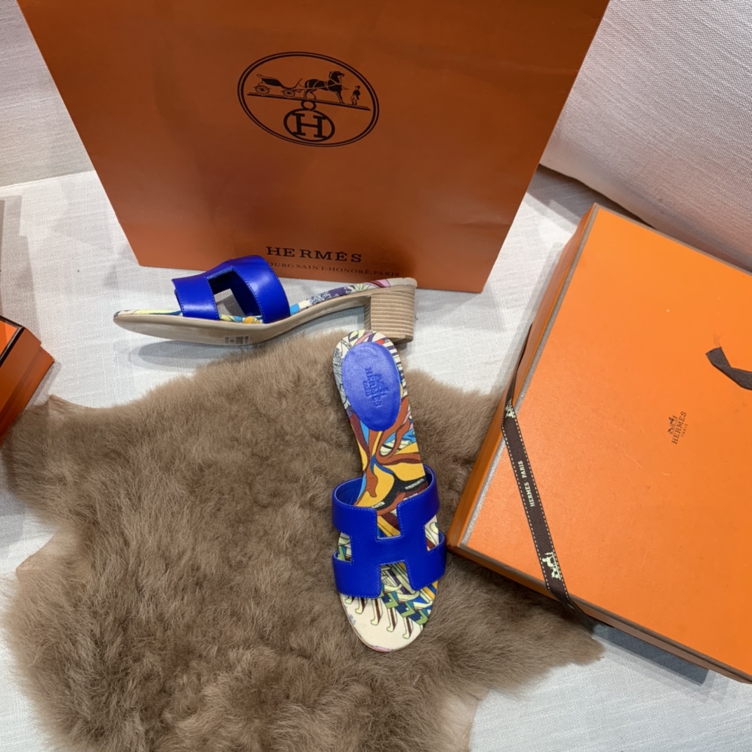 💰290 平底高跟都有☑ H拖2021新色来啦💕
全新改版（Hermès） 包装升级 版型做工材料升级
Hermes®🔴市场最高版本纯手工鞋✨✨          
顶级产品爱马仕拖鞋🐎          
——————————
2021早春新款原版购入， 师傅级纯手工打造 ！❥高端定制，行业最高版本 ❥鞋面：头层牛皮+订制级澳洲羊皮垫脚+真皮大底（追求顶级行走舒适度）🚦注意包装➰顶级专属盒 全套配齐（手提袋 布袋/2 丝巾 卡片等...）
原版品质 size：35-40（34.41.42定做不退换）