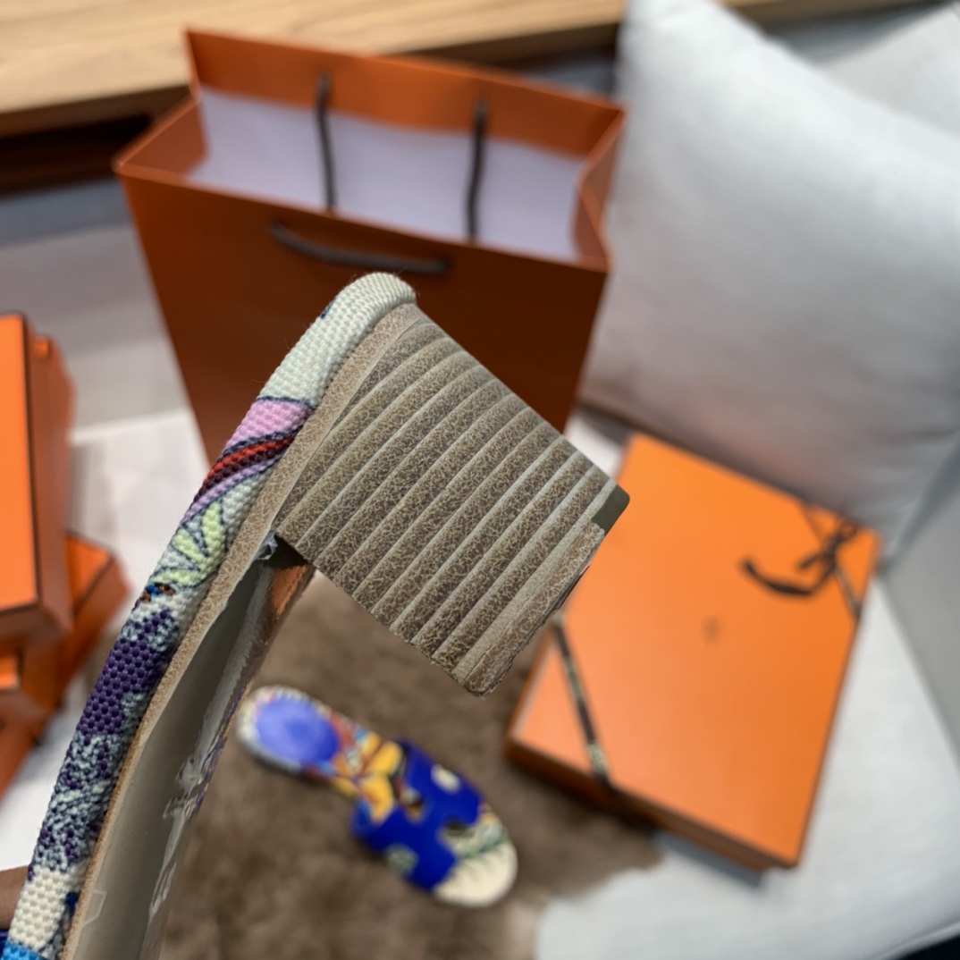 💰290 平底高跟都有☑ H拖2021新色来啦💕
全新改版（Hermès） 包装升级 版型做工材料升级
Hermes®🔴市场最高版本纯手工鞋✨✨          
顶级产品爱马仕拖鞋🐎          
——————————
2021早春新款原版购入， 师傅级纯手工打造 ！❥高端定制，行业最高版本 ❥鞋面：头层牛皮+订制级澳洲羊皮垫脚+真皮大底（追求顶级行走舒适度）🚦注意包装➰顶级专属盒 全套配齐（手提袋 布袋/2 丝巾 卡片等...）
原版品质 size：35-40（34.41.42定做不退换）
