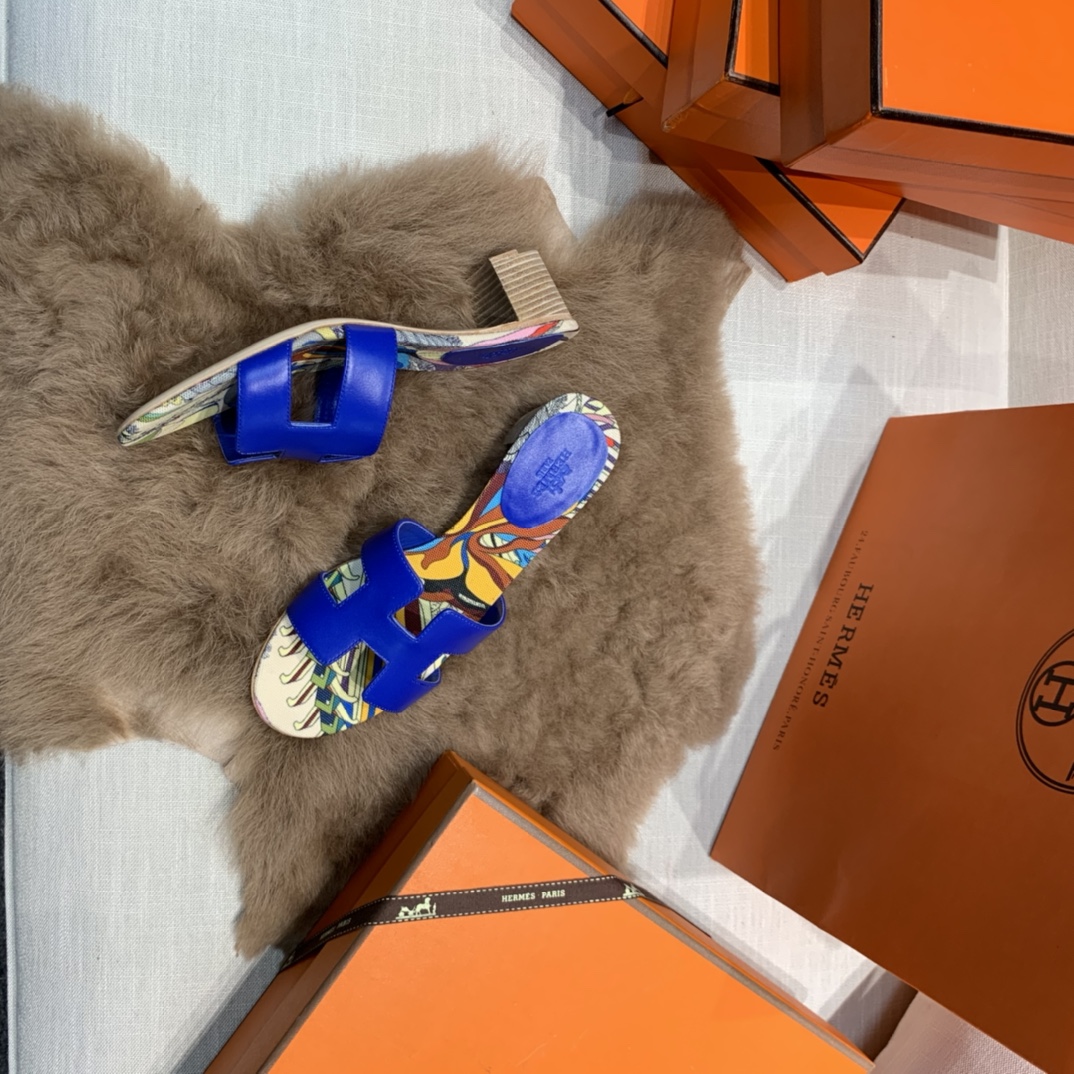 💰290 平底高跟都有☑ H拖2021新色来啦💕
全新改版（Hermès） 包装升级 版型做工材料升级
Hermes®🔴市场最高版本纯手工鞋✨✨          
顶级产品爱马仕拖鞋🐎          
——————————
2021早春新款原版购入， 师傅级纯手工打造 ！❥高端定制，行业最高版本 ❥鞋面：头层牛皮+订制级澳洲羊皮垫脚+真皮大底（追求顶级行走舒适度）🚦注意包装➰顶级专属盒 全套配齐（手提袋 布袋/2 丝巾 卡片等...）
原版品质 size：35-40（34.41.42定做不退换）