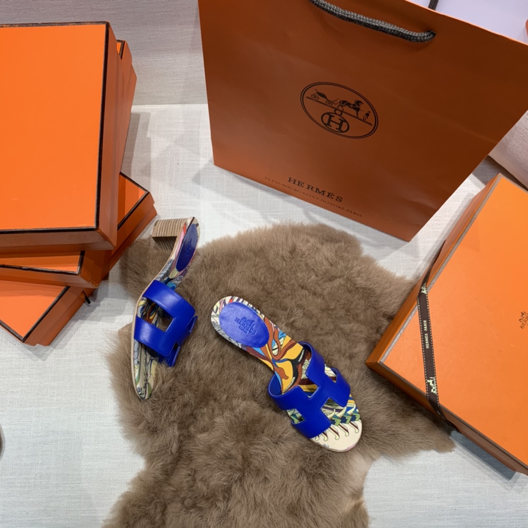 💰290 平底高跟都有☑ H拖2021新色来啦💕
全新改版（Hermès） 包装升级 版型做工材料升级
Hermes®🔴市场最高版本纯手工鞋✨✨          
顶级产品爱马仕拖鞋🐎          
——————————
2021早春新款原版购入， 师傅级纯手工打造 ！❥高端定制，行业最高版本 ❥鞋面：头层牛皮+订制级澳洲羊皮垫脚+真皮大底（追求顶级行走舒适度）🚦注意包装➰顶级专属盒 全套配齐（手提袋 布袋/2 丝巾 卡片等...）
原版品质 size：35-40（34.41.42定做不退换）