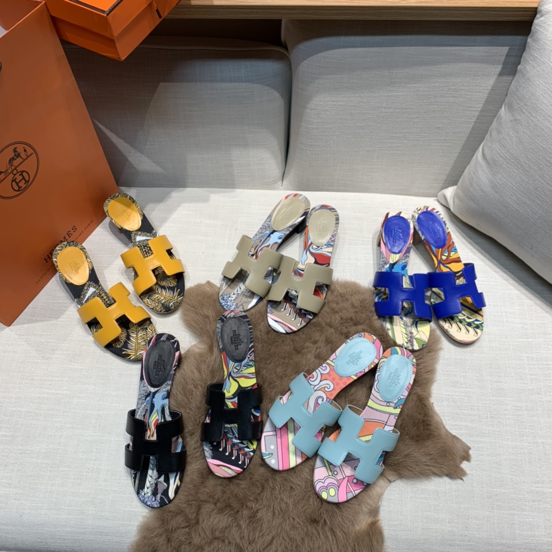 💰320 平底高跟都有☑ H拖2021新色来啦💕
全新改版（Hermès） 包装升级 版型做工材料升级
Hermes®🔴市场最高版本纯手工鞋✨✨          
顶级产品爱马仕拖鞋🐎          
——————————
2021早春新款原版购入， 师傅级纯手工打造 ！❥高端定制，行业最高版本 ❥鞋面：头层牛皮+订制级澳洲羊皮垫脚+真皮大底（追求顶级行走舒适度）🚦注意包装➰顶级专属盒 全套配齐（手提袋 布袋/2 丝巾 卡片等...）
原版品质 size：35-40（34.41.42定做不退换）