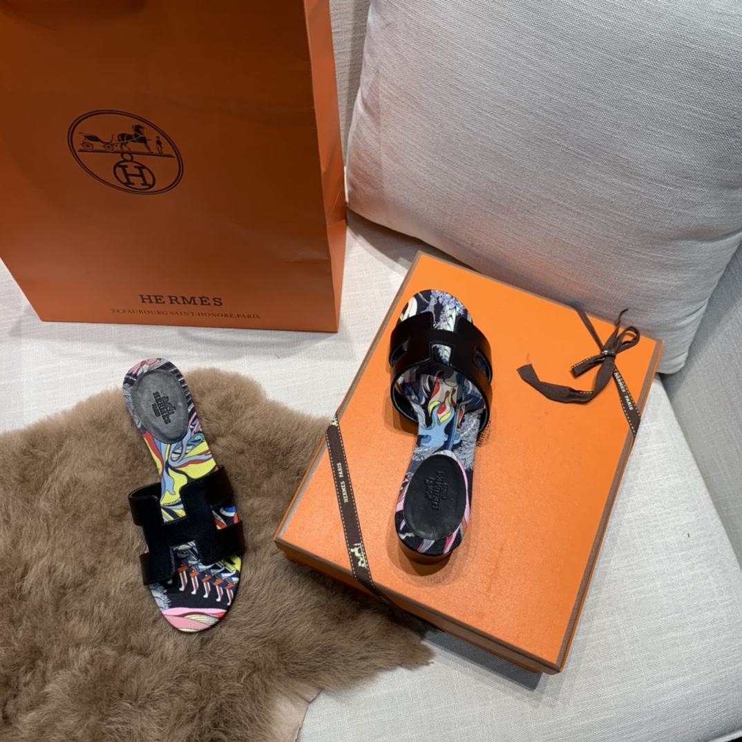 💰320 平底高跟都有☑ H拖2021新色来啦💕
全新改版（Hermès） 包装升级 版型做工材料升级
Hermes®🔴市场最高版本纯手工鞋✨✨          
顶级产品爱马仕拖鞋🐎          
——————————
2021早春新款原版购入， 师傅级纯手工打造 ！❥高端定制，行业最高版本 ❥鞋面：头层牛皮+订制级澳洲羊皮垫脚+真皮大底（追求顶级行走舒适度）🚦注意包装➰顶级专属盒 全套配齐（手提袋 布袋/2 丝巾 卡片等...）
原版品质 size：35-40（34.41.42定做不退换）