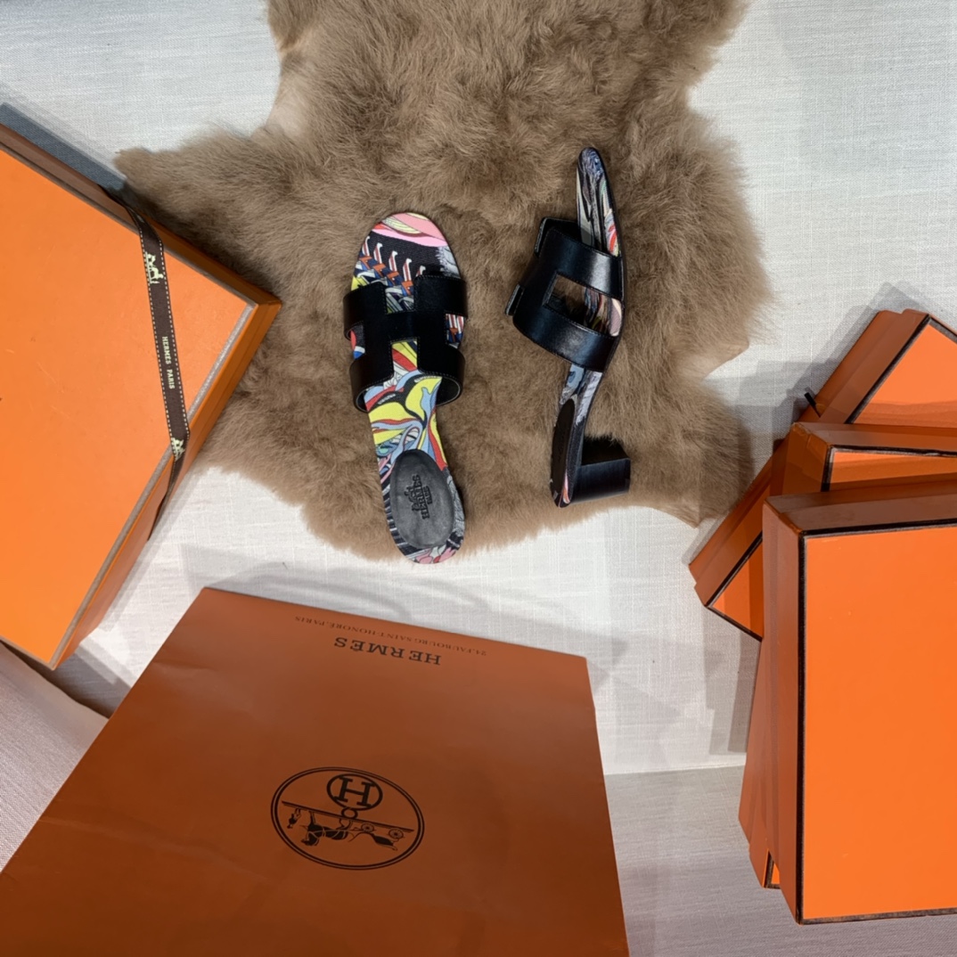 💰320 平底高跟都有☑ H拖2021新色来啦💕
全新改版（Hermès） 包装升级 版型做工材料升级
Hermes®🔴市场最高版本纯手工鞋✨✨          
顶级产品爱马仕拖鞋🐎          
——————————
2021早春新款原版购入， 师傅级纯手工打造 ！❥高端定制，行业最高版本 ❥鞋面：头层牛皮+订制级澳洲羊皮垫脚+真皮大底（追求顶级行走舒适度）🚦注意包装➰顶级专属盒 全套配齐（手提袋 布袋/2 丝巾 卡片等...）
原版品质 size：35-40（34.41.42定做不退换）