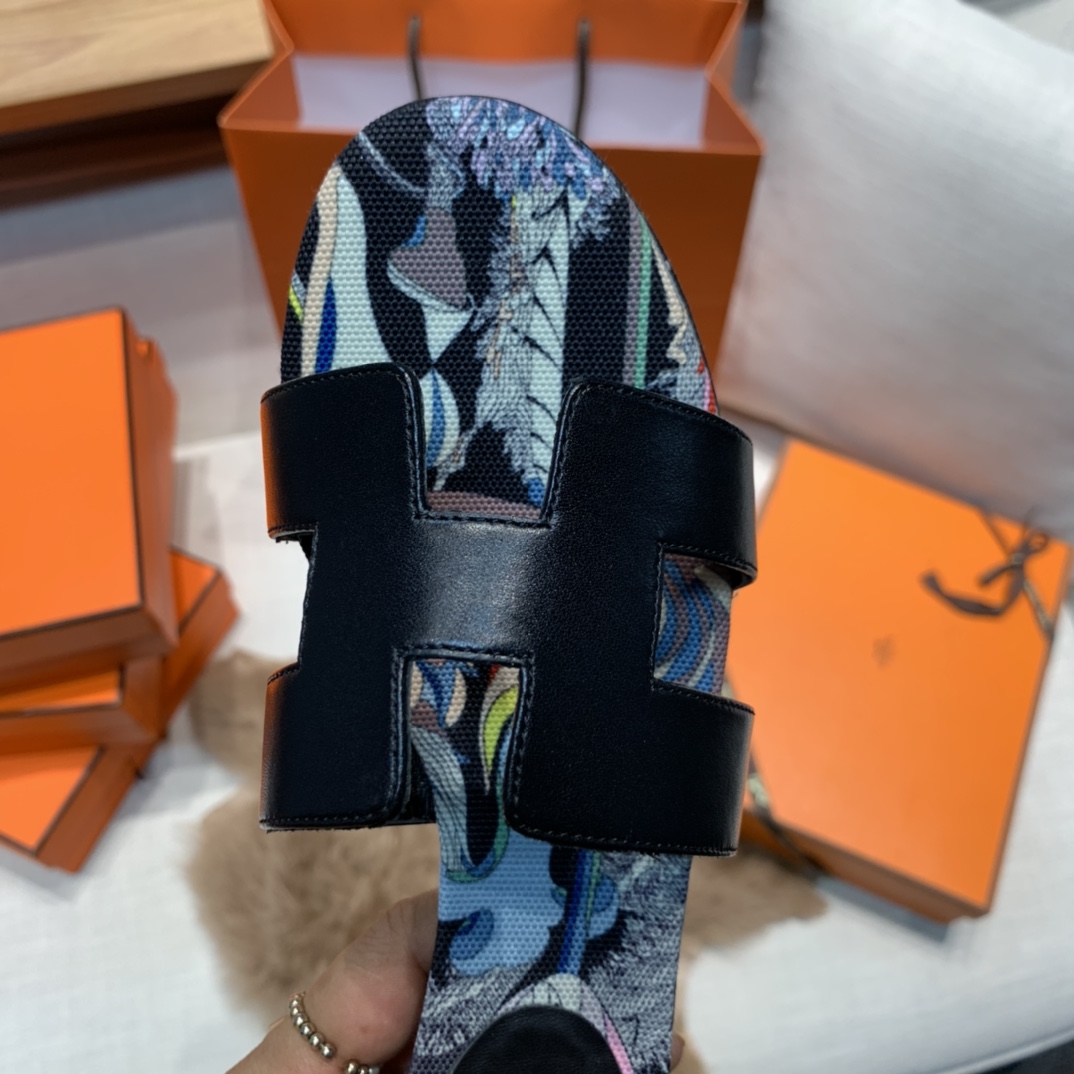 💰320 平底高跟都有☑ H拖2021新色来啦💕
全新改版（Hermès） 包装升级 版型做工材料升级
Hermes®🔴市场最高版本纯手工鞋✨✨          
顶级产品爱马仕拖鞋🐎          
——————————
2021早春新款原版购入， 师傅级纯手工打造 ！❥高端定制，行业最高版本 ❥鞋面：头层牛皮+订制级澳洲羊皮垫脚+真皮大底（追求顶级行走舒适度）🚦注意包装➰顶级专属盒 全套配齐（手提袋 布袋/2 丝巾 卡片等...）
原版品质 size：35-40（34.41.42定做不退换）