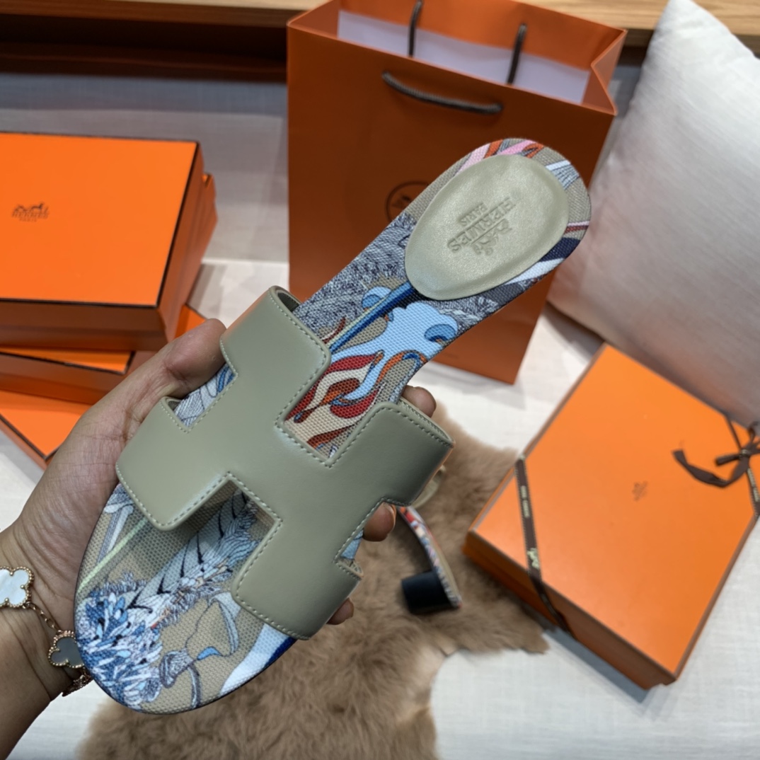 💰320 平底高跟都有☑ H拖2021新色来啦💕
全新改版（Hermès） 包装升级 版型做工材料升级
Hermes®🔴市场最高版本纯手工鞋✨✨          
顶级产品爱马仕拖鞋🐎          
——————————
2021早春新款原版购入， 师傅级纯手工打造 ！❥高端定制，行业最高版本 ❥鞋面：头层牛皮+订制级澳洲羊皮垫脚+真皮大底（追求顶级行走舒适度）🚦注意包装➰顶级专属盒 全套配齐（手提袋 布袋/2 丝巾 卡片等...）
原版品质 size：35-40（34.41.42定做不退换）