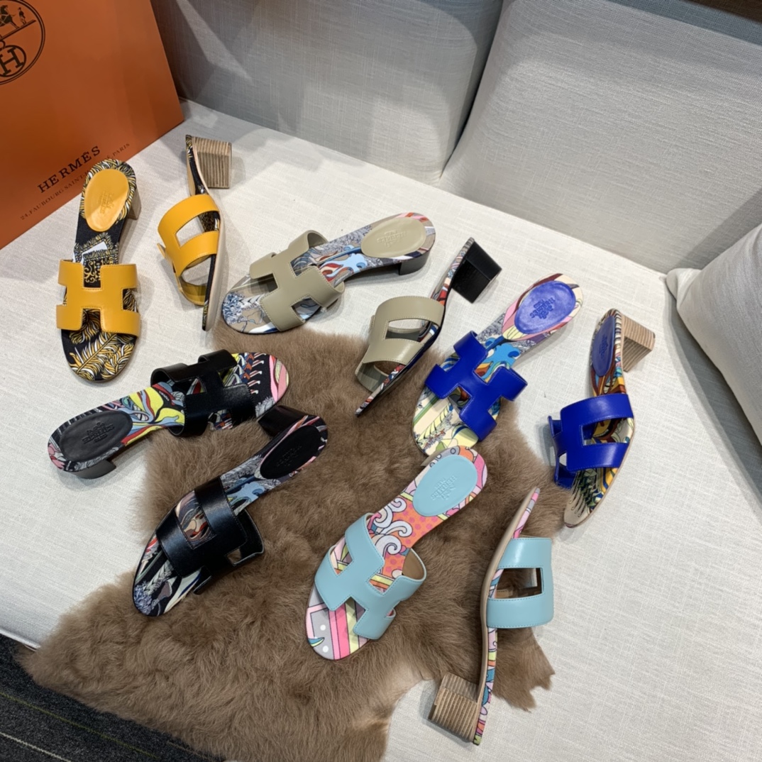 💰320 平底高跟都有☑ H拖2021新色来啦💕
全新改版（Hermès） 包装升级 版型做工材料升级
Hermes®🔴市场最高版本纯手工鞋✨✨          
顶级产品爱马仕拖鞋🐎          
——————————
2021早春新款原版购入， 师傅级纯手工打造 ！❥高端定制，行业最高版本 ❥鞋面：头层牛皮+订制级澳洲羊皮垫脚+真皮大底（追求顶级行走舒适度）🚦注意包装➰顶级专属盒 全套配齐（手提袋 布袋/2 丝巾 卡片等...）
原版品质 size：35-40（34.41.42定做不退换）