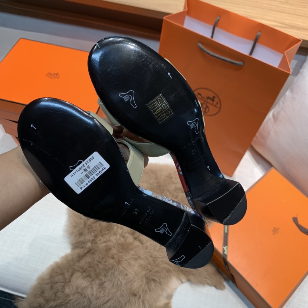 💰320 平底高跟都有☑ H拖2021新色来啦💕
全新改版（Hermès） 包装升级 版型做工材料升级
Hermes®🔴市场最高版本纯手工鞋✨✨          
顶级产品爱马仕拖鞋🐎          
——————————
2021早春新款原版购入， 师傅级纯手工打造 ！❥高端定制，行业最高版本 ❥鞋面：头层牛皮+订制级澳洲羊皮垫脚+真皮大底（追求顶级行走舒适度）🚦注意包装➰顶级专属盒 全套配齐（手提袋 布袋/2 丝巾 卡片等...）
原版品质 size：35-40（34.41.42定做不退换）