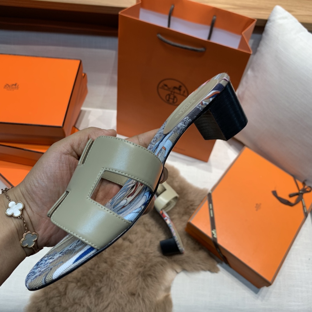 💰320 平底高跟都有☑ H拖2021新色来啦💕
全新改版（Hermès） 包装升级 版型做工材料升级
Hermes®🔴市场最高版本纯手工鞋✨✨          
顶级产品爱马仕拖鞋🐎          
——————————
2021早春新款原版购入， 师傅级纯手工打造 ！❥高端定制，行业最高版本 ❥鞋面：头层牛皮+订制级澳洲羊皮垫脚+真皮大底（追求顶级行走舒适度）🚦注意包装➰顶级专属盒 全套配齐（手提袋 布袋/2 丝巾 卡片等...）
原版品质 size：35-40（34.41.42定做不退换）