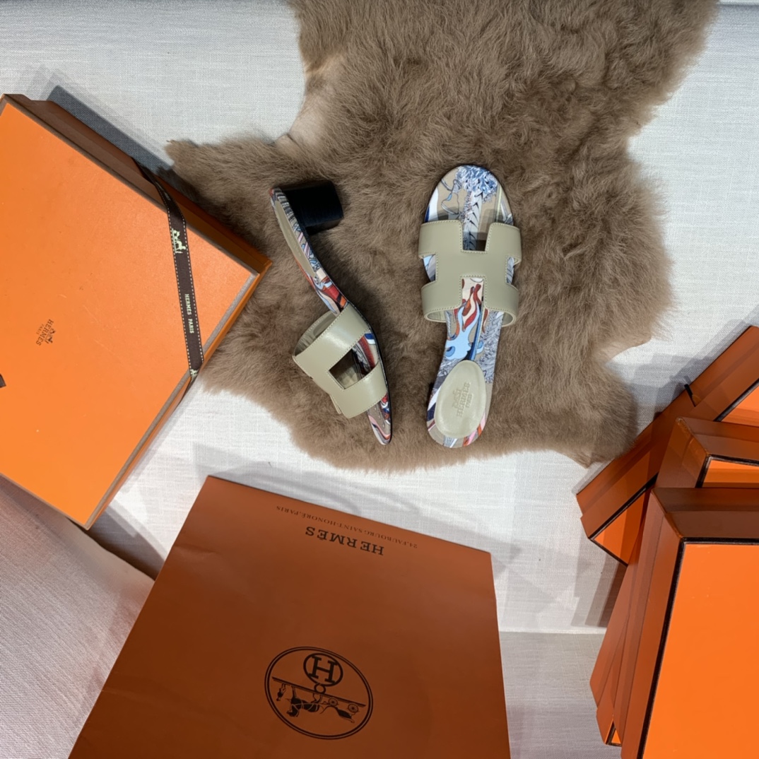 💰320 平底高跟都有☑ H拖2021新色来啦💕
全新改版（Hermès） 包装升级 版型做工材料升级
Hermes®🔴市场最高版本纯手工鞋✨✨          
顶级产品爱马仕拖鞋🐎          
——————————
2021早春新款原版购入， 师傅级纯手工打造 ！❥高端定制，行业最高版本 ❥鞋面：头层牛皮+订制级澳洲羊皮垫脚+真皮大底（追求顶级行走舒适度）🚦注意包装➰顶级专属盒 全套配齐（手提袋 布袋/2 丝巾 卡片等...）
原版品质 size：35-40（34.41.42定做不退换）