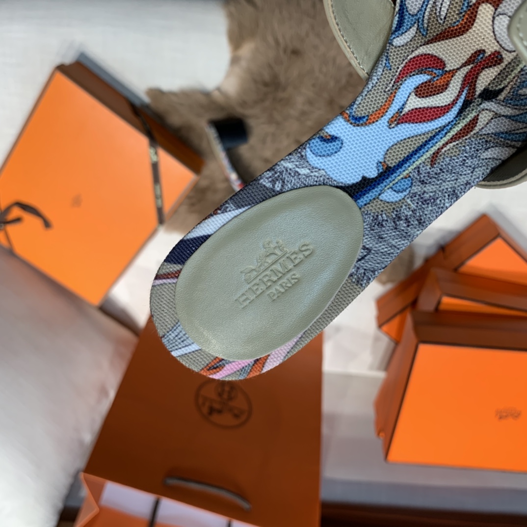 💰320 平底高跟都有☑ H拖2021新色来啦💕
全新改版（Hermès） 包装升级 版型做工材料升级
Hermes®🔴市场最高版本纯手工鞋✨✨          
顶级产品爱马仕拖鞋🐎          
——————————
2021早春新款原版购入， 师傅级纯手工打造 ！❥高端定制，行业最高版本 ❥鞋面：头层牛皮+订制级澳洲羊皮垫脚+真皮大底（追求顶级行走舒适度）🚦注意包装➰顶级专属盒 全套配齐（手提袋 布袋/2 丝巾 卡片等...）
原版品质 size：35-40（34.41.42定做不退换）