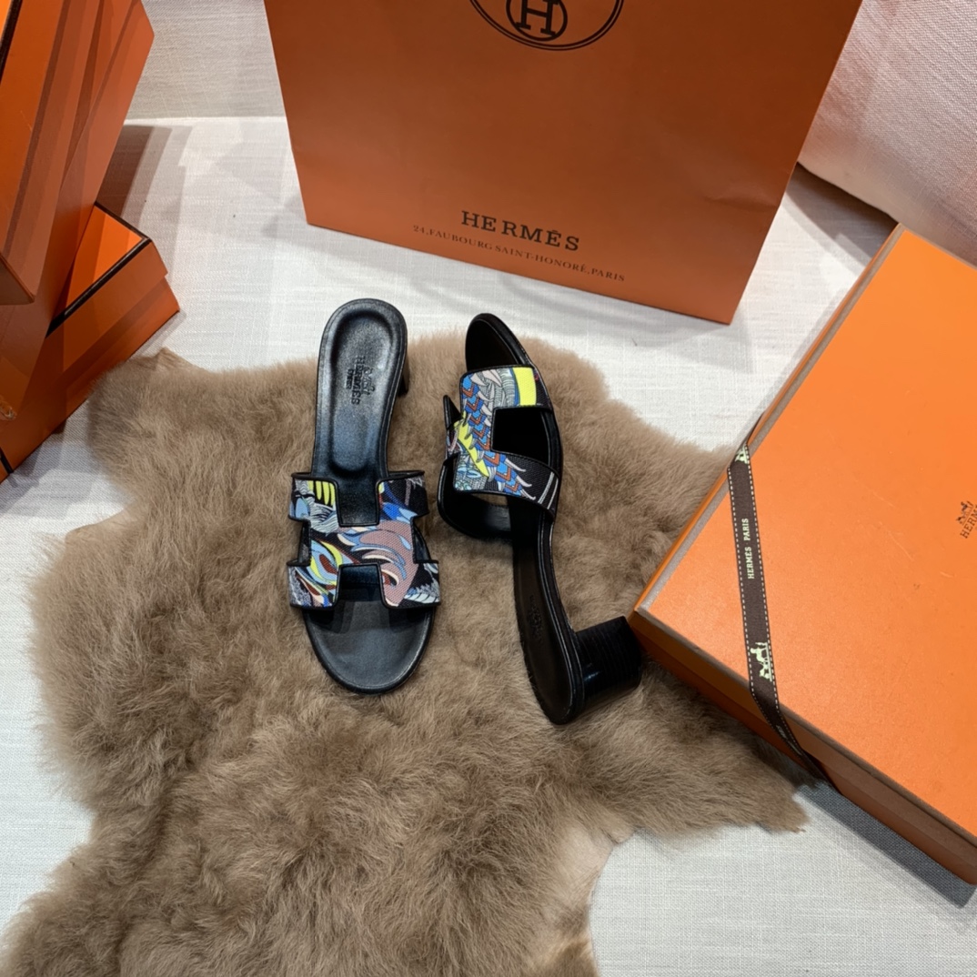 💰320 平底高跟都有☑ H拖2021新色来啦💕
全新改版（Hermès） 包装升级 版型做工材料升级
Hermes®🔴市场最高版本纯手工鞋✨✨          
顶级产品爱马仕拖鞋🐎          
——————————
2021早春新款原版购入， 师傅级纯手工打造 ！❥高端定制，行业最高版本 ❥鞋面：头层牛皮+订制级澳洲羊皮垫脚+真皮大底（追求顶级行走舒适度）🚦注意包装➰顶级专属盒 全套配齐（手提袋 布袋/2 丝巾 卡片等...）
原版品质 size：35-40（34.41.42定做不退换）