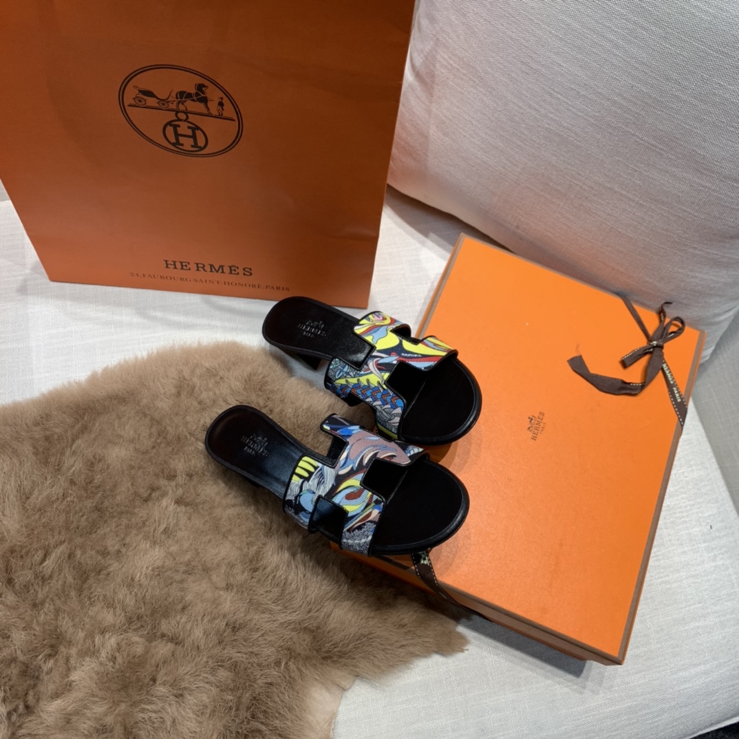 💰320 平底高跟都有☑ H拖2021新色来啦💕
全新改版（Hermès） 包装升级 版型做工材料升级
Hermes®🔴市场最高版本纯手工鞋✨✨          
顶级产品爱马仕拖鞋🐎          
——————————
2021早春新款原版购入， 师傅级纯手工打造 ！❥高端定制，行业最高版本 ❥鞋面：头层牛皮+订制级澳洲羊皮垫脚+真皮大底（追求顶级行走舒适度）🚦注意包装➰顶级专属盒 全套配齐（手提袋 布袋/2 丝巾 卡片等...）
原版品质 size：35-40（34.41.42定做不退换）