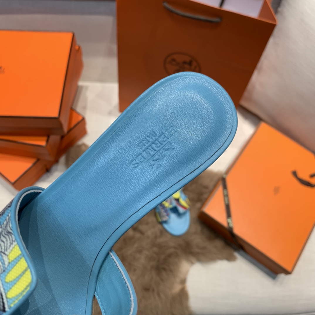 💰320 平底高跟都有☑ H拖2021新色来啦💕
全新改版（Hermès） 包装升级 版型做工材料升级
Hermes®🔴市场最高版本纯手工鞋✨✨          
顶级产品爱马仕拖鞋🐎          
——————————
2021早春新款原版购入， 师傅级纯手工打造 ！❥高端定制，行业最高版本 ❥鞋面：头层牛皮+订制级澳洲羊皮垫脚+真皮大底（追求顶级行走舒适度）🚦注意包装➰顶级专属盒 全套配齐（手提袋 布袋/2 丝巾 卡片等...）
原版品质 size：35-40（34.41.42定做不退换）