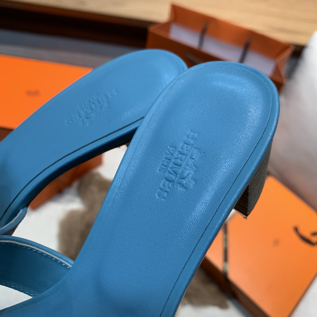 💰320 平底高跟都有☑ H拖2021新色来啦💕
全新改版（Hermès） 包装升级 版型做工材料升级
Hermes®🔴市场最高版本纯手工鞋✨✨          
顶级产品爱马仕拖鞋🐎          
——————————
2021早春新款原版购入， 师傅级纯手工打造 ！❥高端定制，行业最高版本 ❥鞋面：头层牛皮+订制级澳洲羊皮垫脚+真皮大底（追求顶级行走舒适度）🚦注意包装➰顶级专属盒 全套配齐（手提袋 布袋/2 丝巾 卡片等...）
原版品质 size：35-40（34.41.42定做不退换）