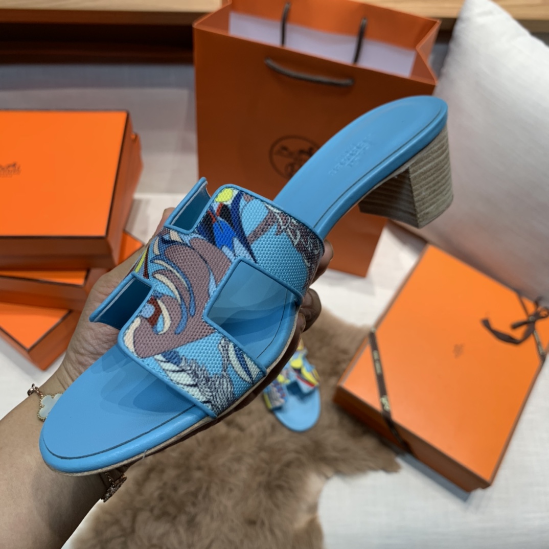 💰320 平底高跟都有☑ H拖2021新色来啦💕
全新改版（Hermès） 包装升级 版型做工材料升级
Hermes®🔴市场最高版本纯手工鞋✨✨          
顶级产品爱马仕拖鞋🐎          
——————————
2021早春新款原版购入， 师傅级纯手工打造 ！❥高端定制，行业最高版本 ❥鞋面：头层牛皮+订制级澳洲羊皮垫脚+真皮大底（追求顶级行走舒适度）🚦注意包装➰顶级专属盒 全套配齐（手提袋 布袋/2 丝巾 卡片等...）
原版品质 size：35-40（34.41.42定做不退换）