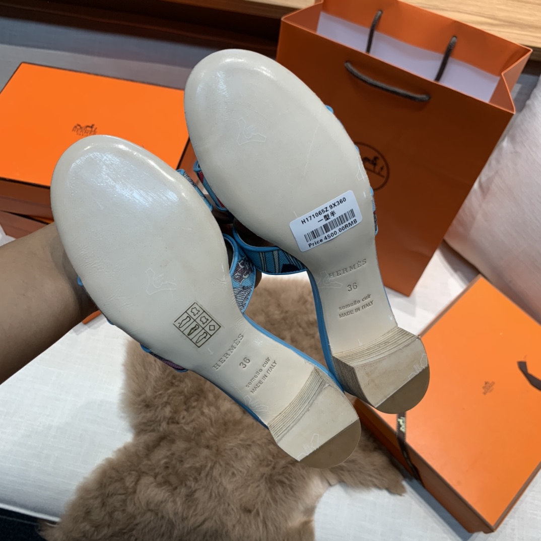 💰320 平底高跟都有☑ H拖2021新色来啦💕
全新改版（Hermès） 包装升级 版型做工材料升级
Hermes®🔴市场最高版本纯手工鞋✨✨          
顶级产品爱马仕拖鞋🐎          
——————————
2021早春新款原版购入， 师傅级纯手工打造 ！❥高端定制，行业最高版本 ❥鞋面：头层牛皮+订制级澳洲羊皮垫脚+真皮大底（追求顶级行走舒适度）🚦注意包装➰顶级专属盒 全套配齐（手提袋 布袋/2 丝巾 卡片等...）
原版品质 size：35-40（34.41.42定做不退换）