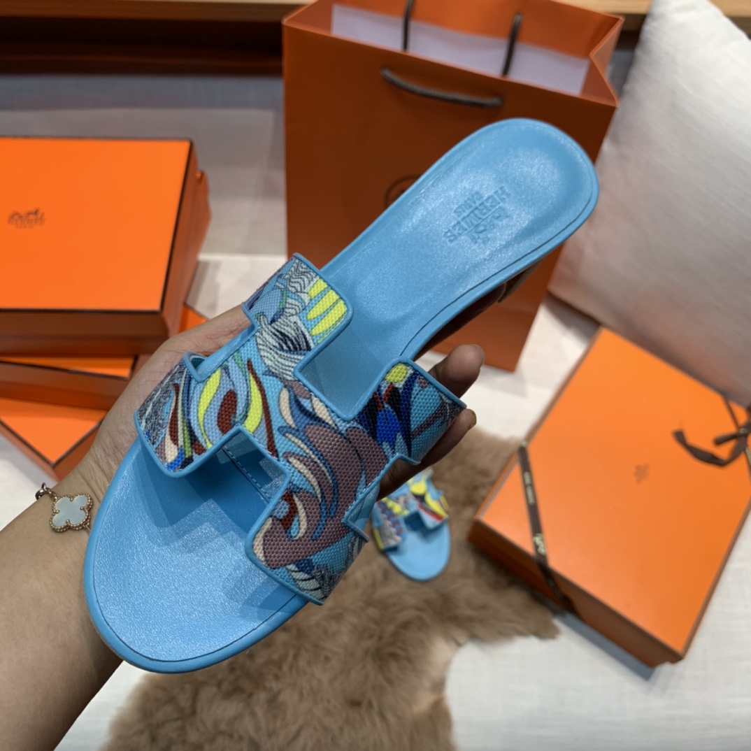 💰320 平底高跟都有☑ H拖2021新色来啦💕
全新改版（Hermès） 包装升级 版型做工材料升级
Hermes®🔴市场最高版本纯手工鞋✨✨          
顶级产品爱马仕拖鞋🐎          
——————————
2021早春新款原版购入， 师傅级纯手工打造 ！❥高端定制，行业最高版本 ❥鞋面：头层牛皮+订制级澳洲羊皮垫脚+真皮大底（追求顶级行走舒适度）🚦注意包装➰顶级专属盒 全套配齐（手提袋 布袋/2 丝巾 卡片等...）
原版品质 size：35-40（34.41.42定做不退换）