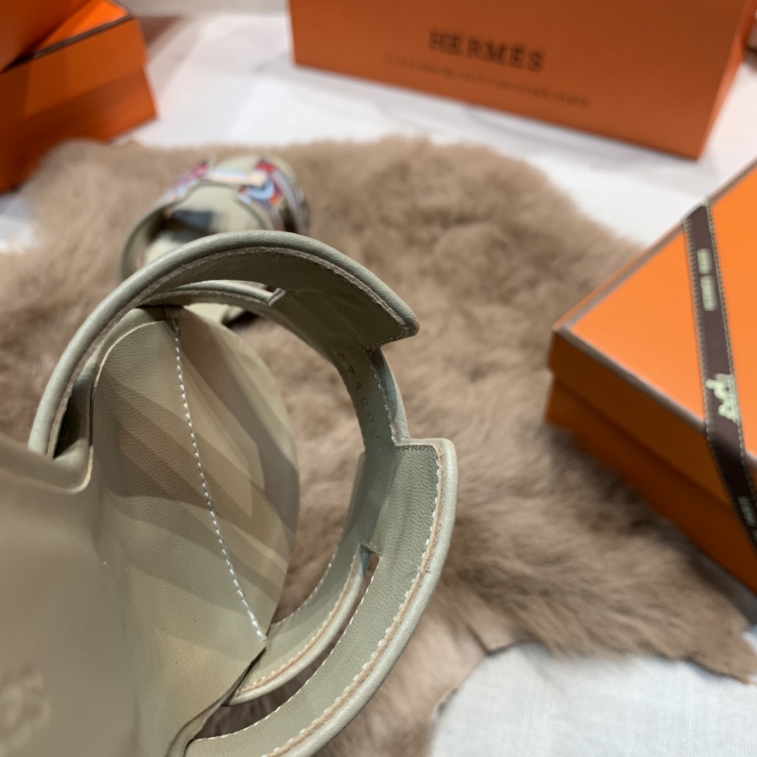 💰320 平底高跟都有☑ H拖2021新色来啦💕
全新改版（Hermès） 包装升级 版型做工材料升级
Hermes®🔴市场最高版本纯手工鞋✨✨          
顶级产品爱马仕拖鞋🐎          
——————————
2021早春新款原版购入， 师傅级纯手工打造 ！❥高端定制，行业最高版本 ❥鞋面：头层牛皮+订制级澳洲羊皮垫脚+真皮大底（追求顶级行走舒适度）🚦注意包装➰顶级专属盒 全套配齐（手提袋 布袋/2 丝巾 卡片等...）
原版品质 size：35-40（34.41.42定做不退换）