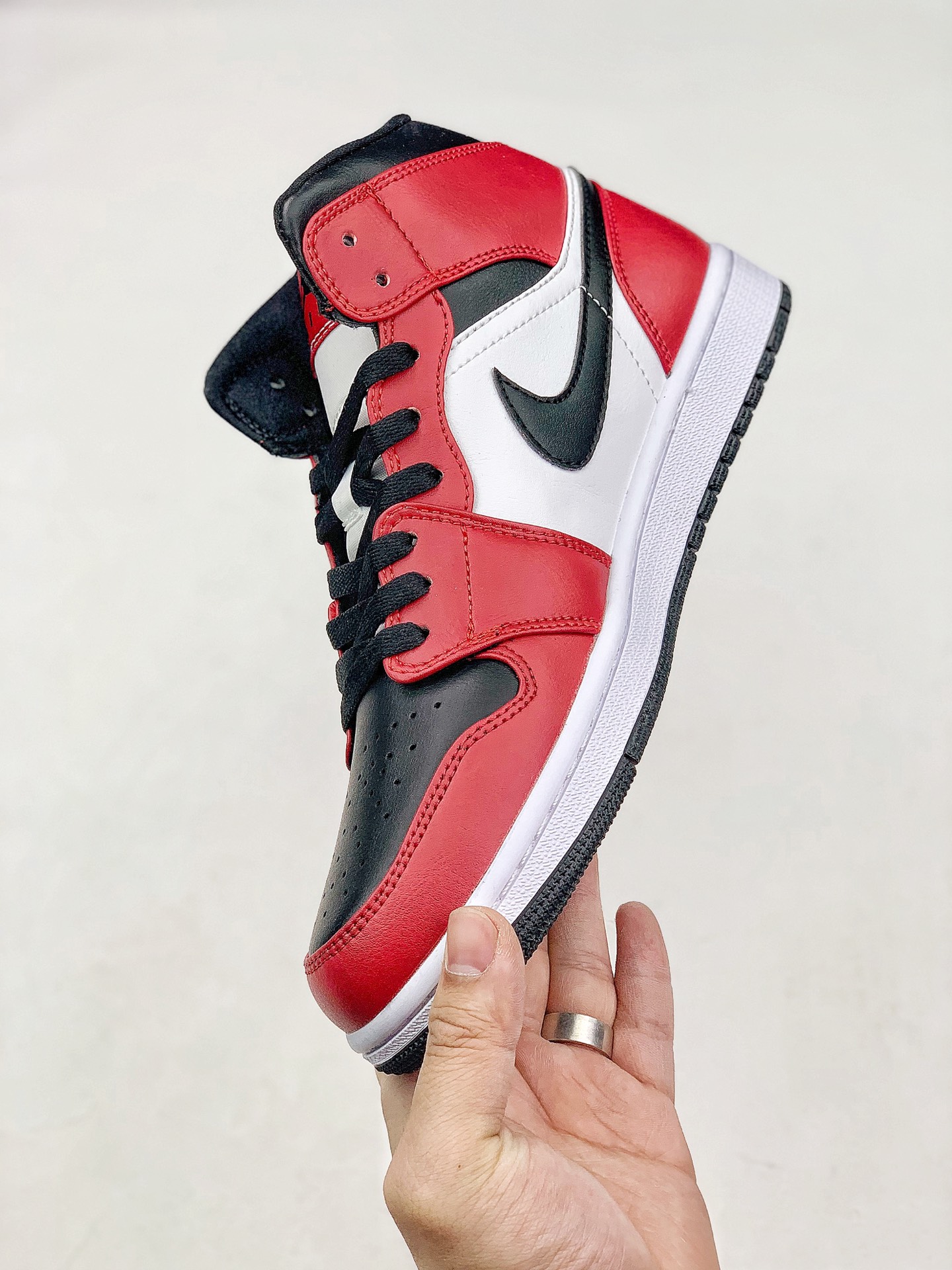 260 Air Jordan 1 Mid 全新配色  554724-069