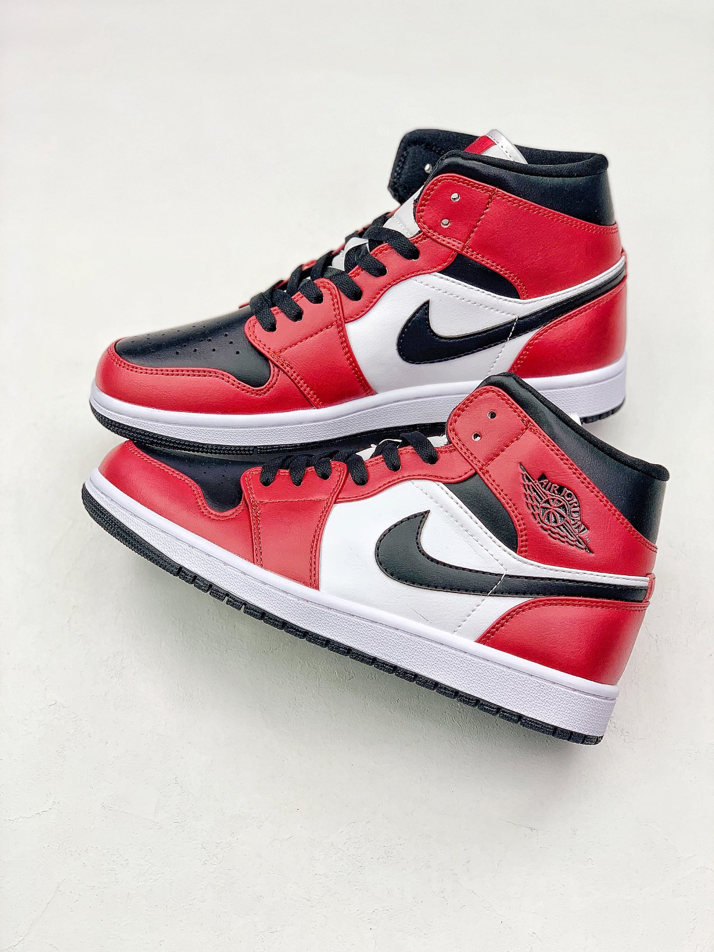 260 Air Jordan 1 Mid 全新配色  554724-069