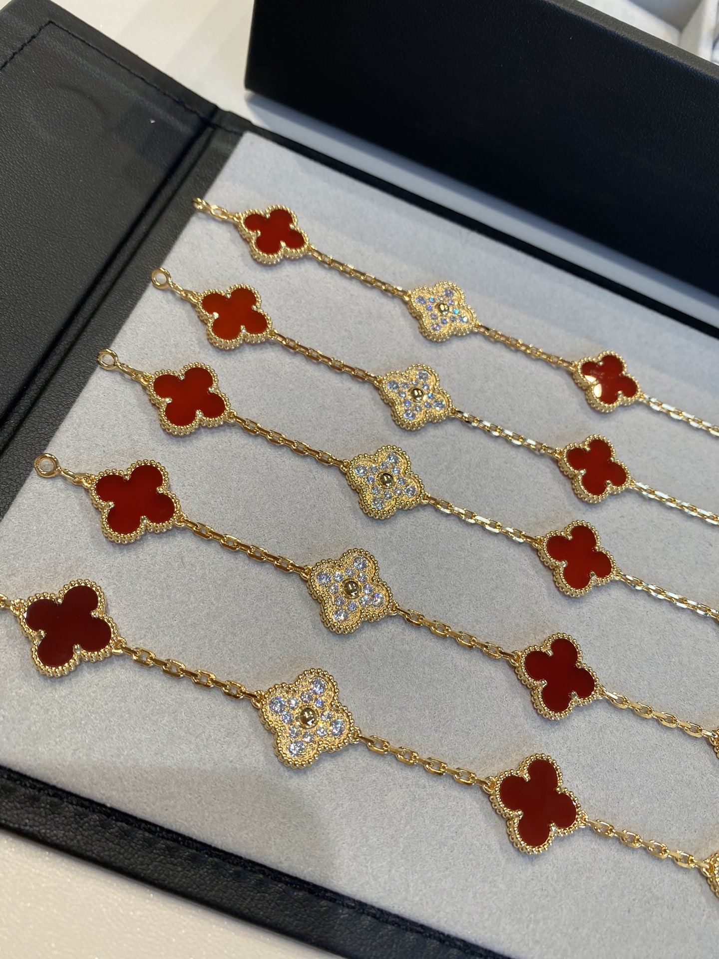 Five-Motif Carnelian and Diamond Bracelet - Comprehensive 6